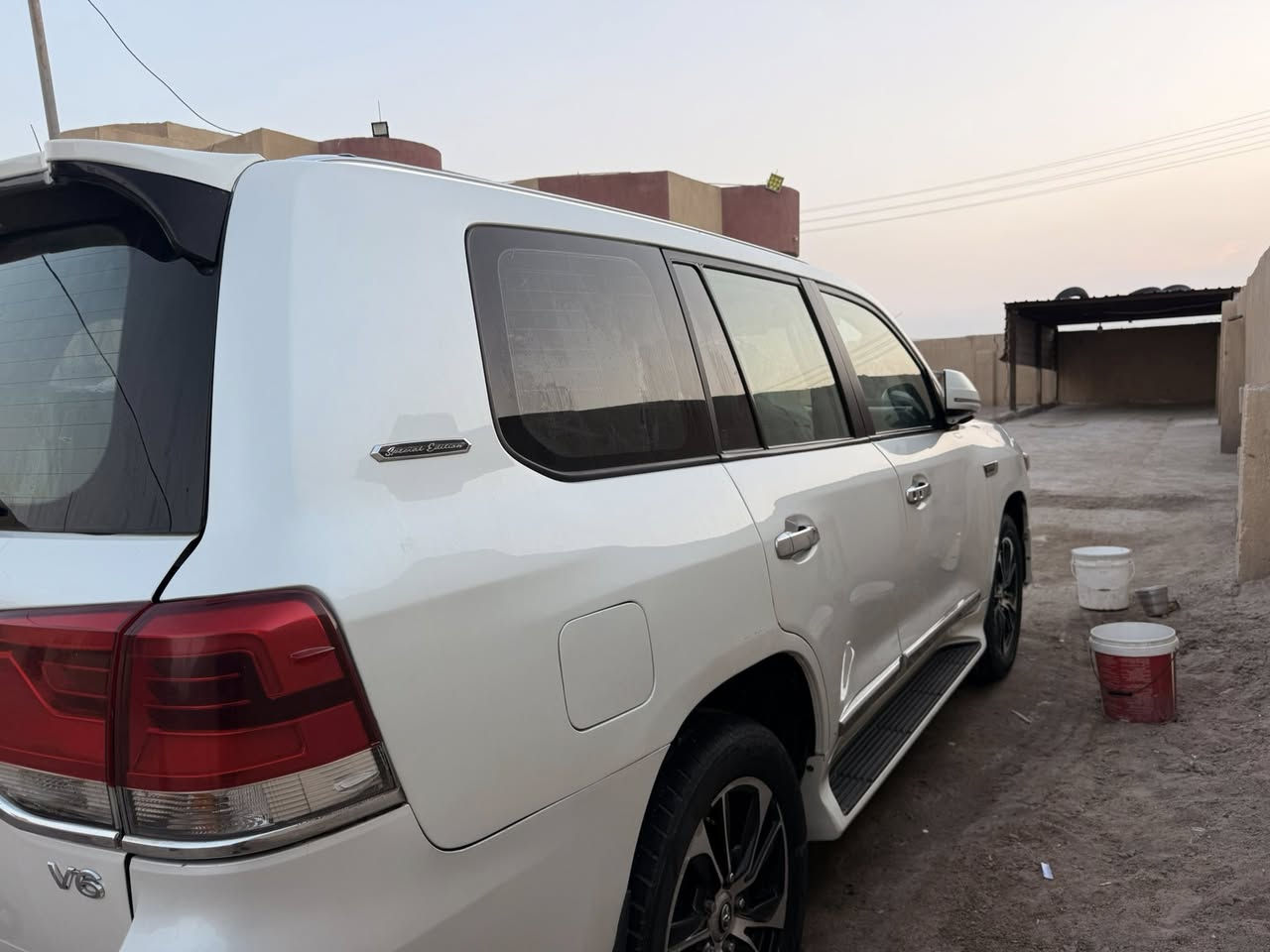 سلام عليكم من رخصت لأدمن سياره لاندكروز 2011محدث2021 داخل وخارج مكينه بانزين V6مكان السياره بل بصره السياره جاهزه من كلشي ومكفوله من الكلبه رقم ***********
