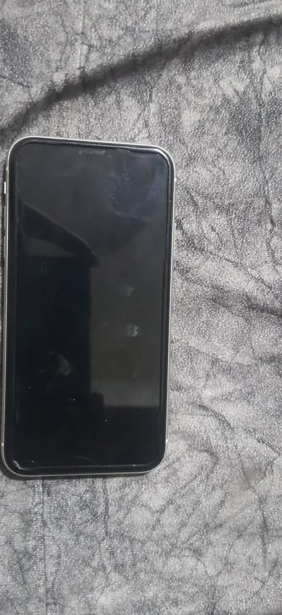 السلام عليكم جهاز ايفون 11 عادي مستعمل للبيع- الجهاز نضيف كلش كلش شخط مبيه والجهاز ممفتوح وممبدل بيه اي شي - البطارية
(95)
الذاكرة : 128
تك سيم :
اللون : ابيض 
وكلشي شغال فيس ايدي وكلشي فقط فيه شغلة وحدة انو السماعة الخارجية يعني من اتصل على شخص اني اسمعه بس هوه ميسمعني يطلع عنده تشويش فقط اما تصوير الكاميرا عادي تصور ويطلع صوتك لكن فقط الاتصالات لمن تتصل على شخص انت تسمعه بس هوه يطلع عنده تشويش 
سعره 305 وبيه مجال بسيط
+للبيع فقط مستعجل !
المو شراي لايجي خاص .


**إذا كنت صاحب هذا الإعلان وتريد حذفه لأي سبب، رجاءا أرسل رسالة إلى الدعم الفني**