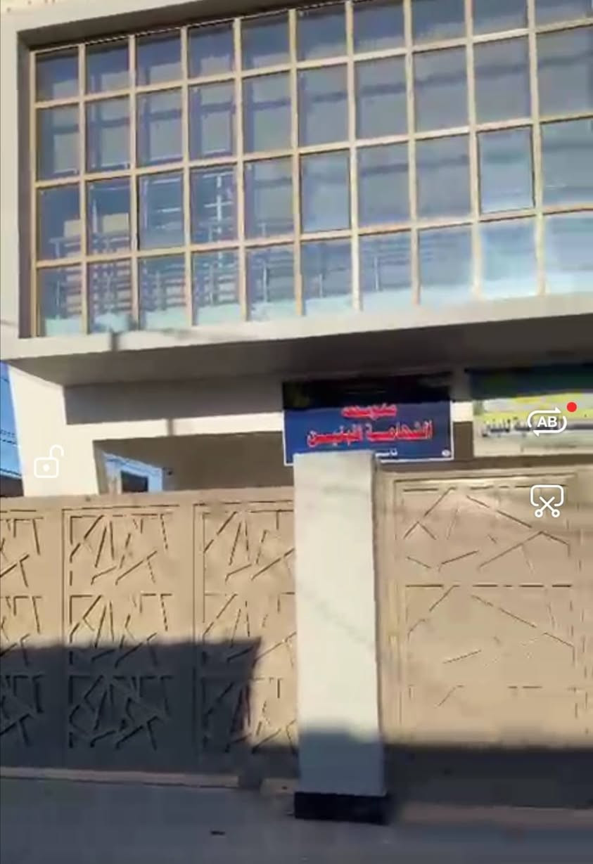 السلام عليكم
دار للبيع الموقع تجاري ركن على شارعين فيه اسواق ومشتمل مؤجر حاليا وباقي المساحه العائله ساكنه بيها مقابيل المدارس ابتدائي ومتوسط يبعد عن شارع المطار  50متر تقريبا وعن المدرسه 6 امتار فقط الشارع  الرجيبه الحي العسكري خدمات متكامله مساحة 250 واجهيه 10ونزاله 25 بناء قديم سنه 2003 السعر مناسب قياسا بالموقع والمنطقه والخدمات باقي التفاصيل الاتصال بالرقم ***********
