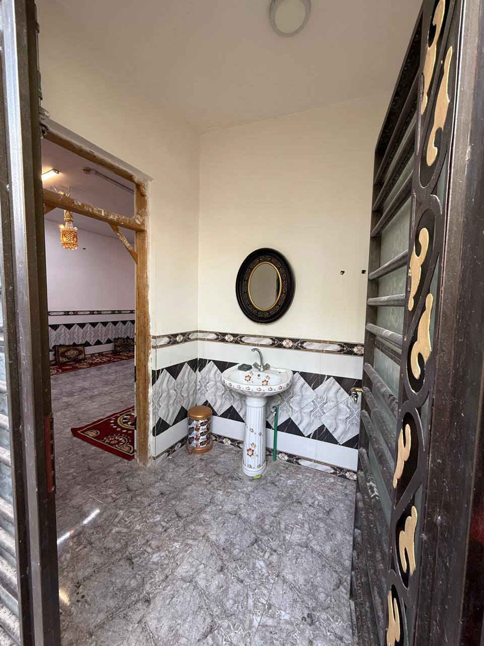 🏡 بيت للبيع – حي ميسان / الزراعي 🏡 قرب سيطرة الشياب
📍 الموقع: حي ميسان بل الزراعي على شارع 60 الأربع سايدات مجاور محطة غسل  الذبحاوي
📐 المساحة الكلية: 271 م
🏗 مساحة البناء: 231 م
🌳 حديقة أمامية على الشارع بمساحة 40 م تصلح مشروع محلات
✨ البيت موقعه على  أربع سايدات ويتكون من: ▪️ غرفتين نوم (5×5)
▪️ صالة كبيرة (5×7)
▪️ استقبال واسع (8×5)
▪️ مطبخ (6×5)
▪️ حمام عدد ٢ 
البيت مرتب وموقعه ممتاز وقريب من الخدمات.
📞 للاستفسار  ***********
