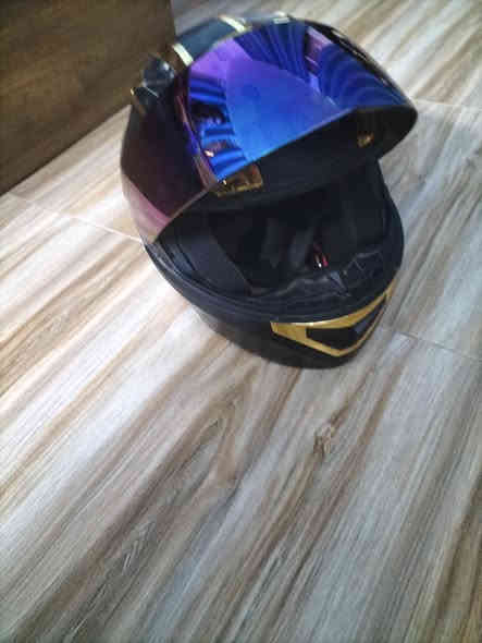 السلام عليكم خوذة فچ قلاب للبيع نوع DFG اصلي باب اول شادلهة جامة سبع الوان مثل متشوف بعينك كلش حلوة وامرتبة واكولتي عالي السعر 60 المكان الخالص الرقم ***********
