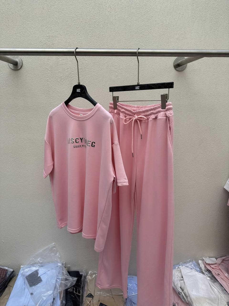 تراك نسائي جديد الموسم 2026 تراك مفول☺️  قياسات من M/L/LXلحد بي  خمس موديلات تسعه ألوان مختلفه موجوده صورهن كلهن للتواصل معا على الواتساب *********** متوفر توصيل للكل العراق داخل الأمين
