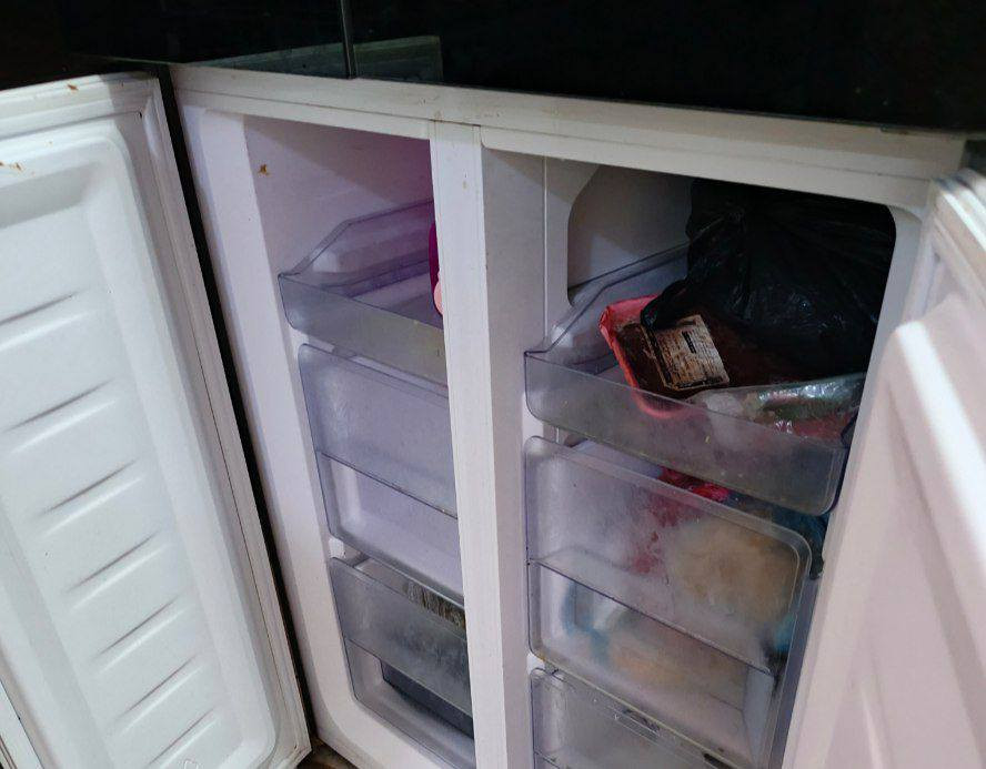 عندي حالة طارئه للبيع ثلاجه حديثه على لمس اربع ابواب ب450 تفرز ثلج وبيها الضمان هم جديده بالباكيت الرقم *********** الغزاليه
