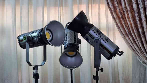 اضاءة فديو مستمرة 400 واط من شركة YSKE 
باي كلر 
شمسي ابيض ثلجي
تحكم كلفن
تحكم بقوة الاضاءة 
شاشة كبيرة 
فانات تبريد عدد ٢ صامت
تحكم تطبيق موبايل
جديد متوفر توصيل  ***********
