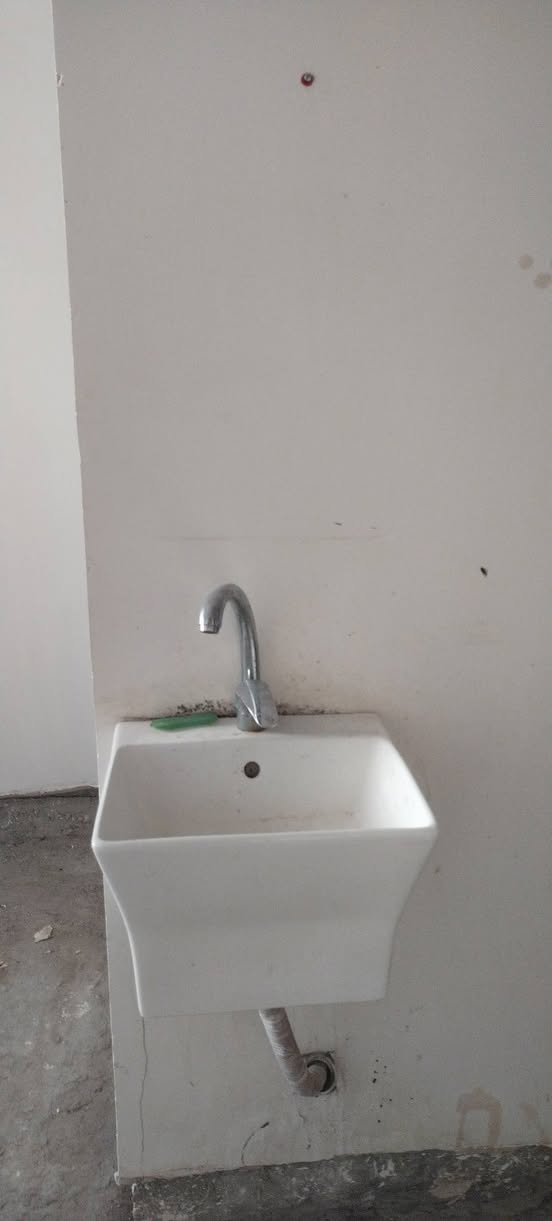 السلام عليكم من رخصت الادمن المحترم شقه للايجار منطقه ال29 بل سايدين مال مرطبات العذراء شقه جديده بيهة تانكي وكيز وخط سحب ونترنيت وكهرباء اربع خطوط مطلوب عائله زغيرة بيهة صاله وصحيات ومطبخ وبلكونه وستقبال 4في4 وغرفه نوم 4 في اربعه باقي التفاصيل بل فيديو ايجارهة 225 الاتصال ***********
