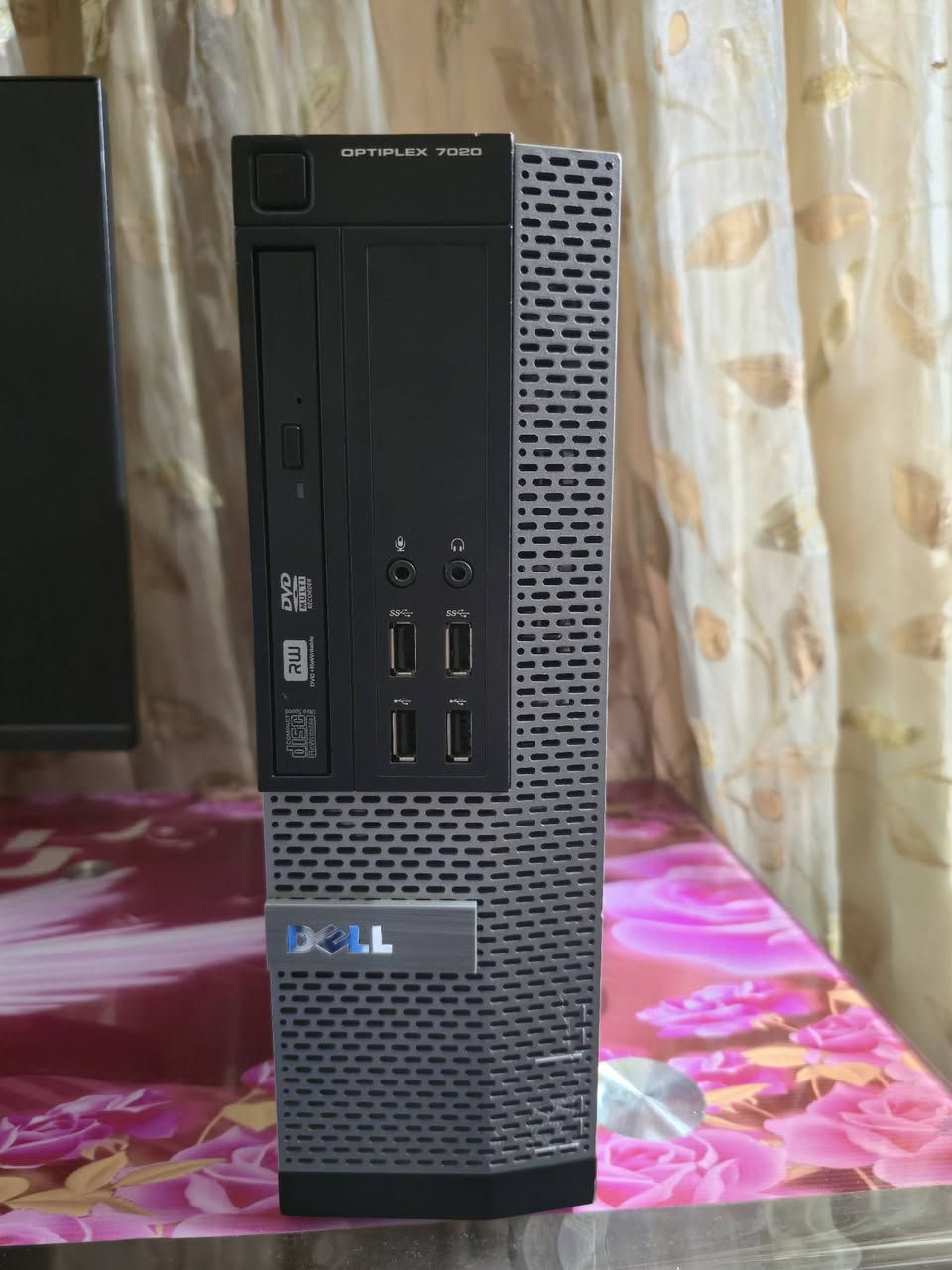 السلام عليكم شباب.. عندي حاسبة ديل (Dell) أصلية مال بيت ونظيفة جداً وبحالة ممتازة، الحاسبة سريعة ومستقرة ومجهزة للطرفين:

   1. لأصحاب المكاتب والدراسة والبحوث: الحاسبة طيارة بالتصفح والبرامج بسبب هارد الـ SSD والرامات الـ 16 جيجا. تفتح عشرين علامة تبويب وتشتغل على برامج الأوفيس واليوتيوب بدون أي تعليق أو بطء.
   2. للألعاب والجيمنج الخفيف: بيها كرت شاشة منفصل نيفيديا يشغل ألعاب حلوة وقوية (مثل GTA V، ومحاكي ببجي موبايل، وماين كرافت، وCS:GO، وألعاب المحاكيات القديمة) على إعدادات زينة ومقبولة.

------------------------------
المواصفات بالتفصيل:

* المعالج: Intel Core i5-4590 (جيل رابع اعتمادي وقوي).
* الرام: 16GB DDR3 (سعة جبيرة تخليك تفتح برامج هواية سوة).
* الهارد: SSD 500GB (سريع جداً، الحاسبة تشتغل وتفتح بويندوز بثواني).
* كرت الشاشة: NVIDIA GeForce GT 730 منفصل.
* الكيس: ديل الأصلي، خامة قوية وبي منافذ USB هواية من الوجهه ومن ورة تفيدك لربط الماوس والكيبورد والفلاشات براحتك.
* النظام: ويندوز 10 منصب جديد ونظيف وجاهز للاستخدام مباشرة.

------------------------------

* الحاسبة نظيفة جداً ومابيها أي نقص أو تصليح سابق، وشغال كلشي بيها 100%.
* السعر 150 الف و بيها مجال للطيبن
مكاني بغداد
* متواجد خاص أو اتصال


**إذا كنت صاحب هذا الإعلان وتريد حذفه لأي سبب، رجاءا أرسل رسالة إلى الدعم الفني**