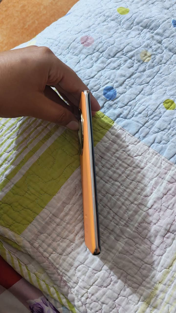 السلام عليكم شباب جهاز( honor x9b) ذاكره (256/12 )جهاز جدا نظيف مثل ما موضح بالصوره مع ملحقاته الكامله كارتونه وشاحنه سعره (225) الف وبيه مجال شباب هذا رقمي (***********) اليحب يتواصل ويايه اني بالخدمة مكاني (الكاظميه)
