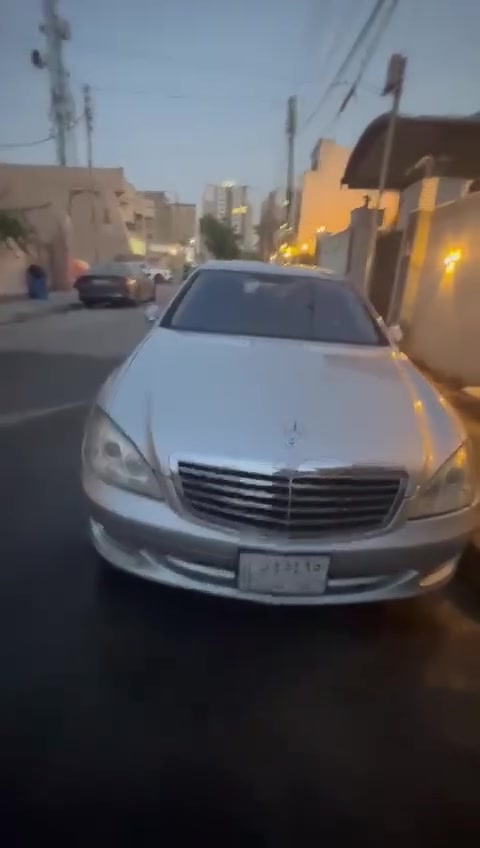 السلام عليكم 
سيارة مارسيدس s550 موديل 2006 
   8 سلندر 
لارج باب طويل 
وارد يابان  
كلين تايتل 
ماشية 136 الف قابل للزيادة  مواصفات  تبريد ثلج امامي وخلفي وجوانب 
خمس بردات كهرباء 
سلايد 
حسساسات امامي خلفي كامرة خلفية 
مقاعد كهرباء مع ميزة الذاكرة امامي خلفي 
لون سلفر 
ابواب شفط جنطة شفط 
ستيرن صاج 
ايرباك امامي خلفي 
داخل جلد اسود 
للجادين التواصل وتساب على ***********
