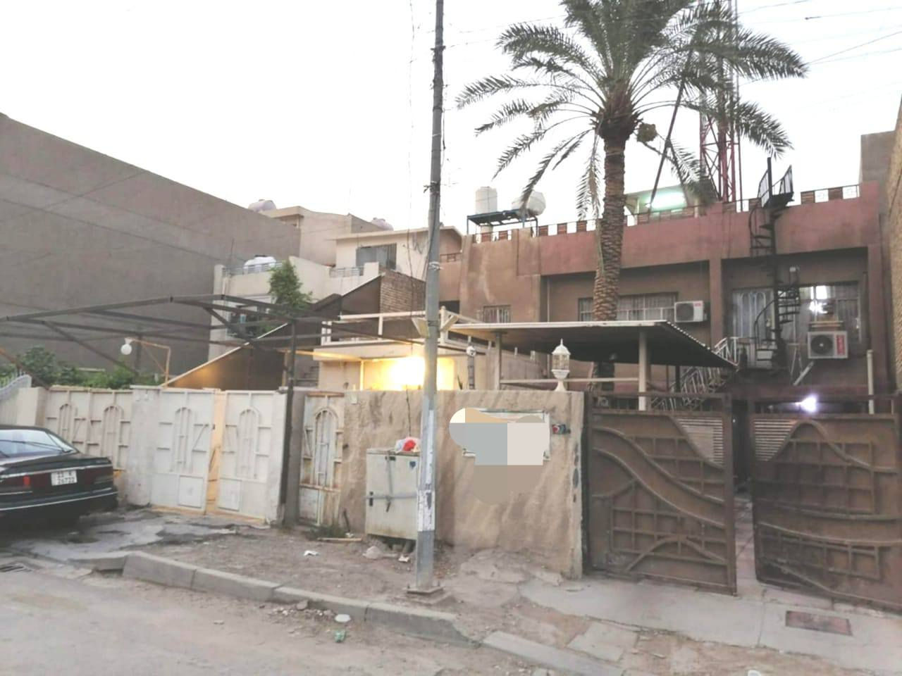 سلام عليكم
بيت للبيع 
المساحه الكليه  418 الواجه 14/النزال 30
يصلح سكن أو تفليش 
البيع بص أو كامل 
العنوان الضباط حي القاهره 
شارع جامع غفار الذنوب 
الاتصال هــ ***********
***********
***********
