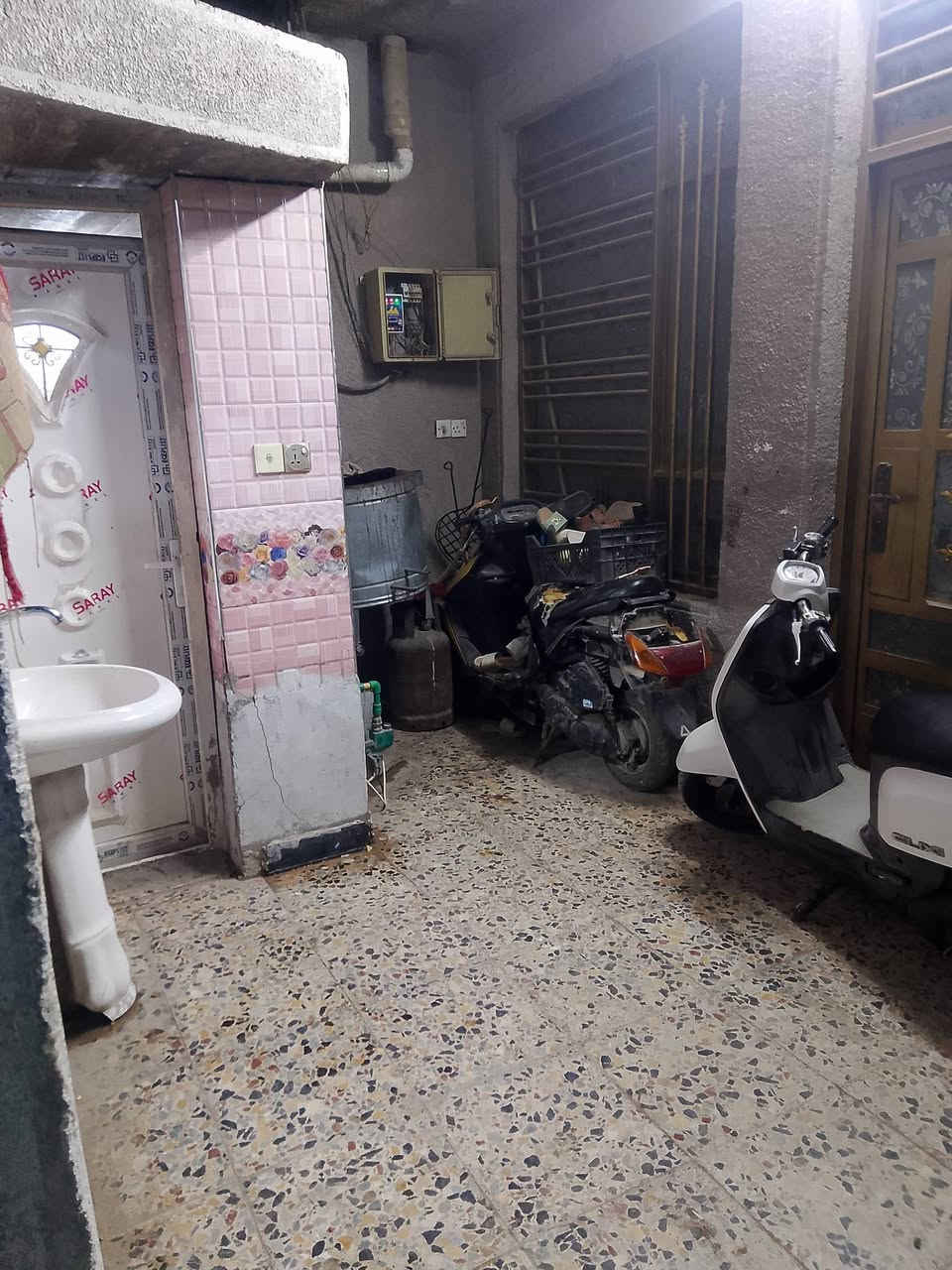 سلام عليكم دار البيع مساحه 100
موقع بستان قرب مدرسه بتسام الهليه يتكون من كراج صحيات ممر صاله قرفه نوم واحده حمام ترك ستقبال بيتونه صطوحه 2 الستفسار***********
