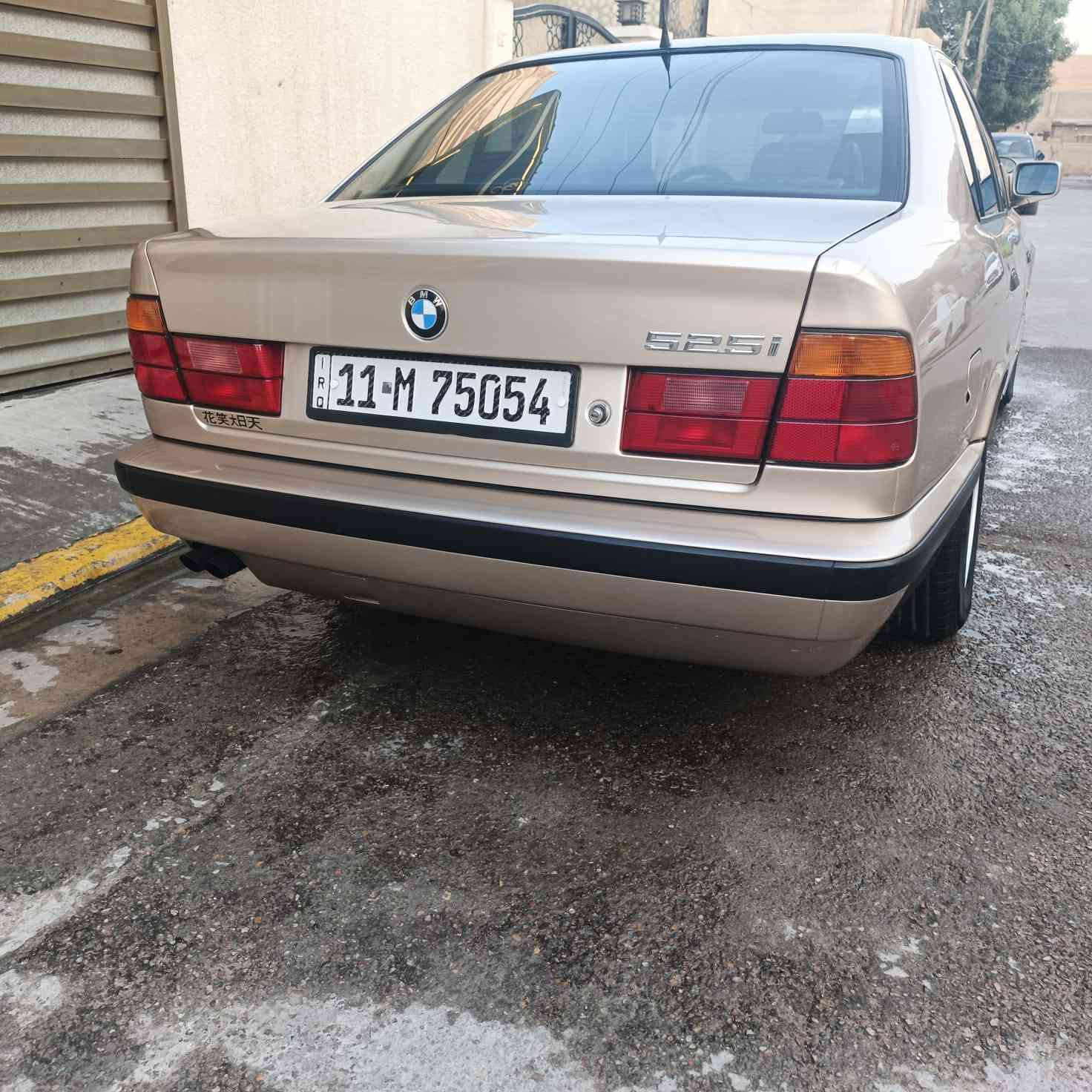 السلام عليكم للبيع بي ام دبليو موديل 1991 رقم بغداد انكليزي حجم 525 اصل محرك مسكر عدله وصبغ عام للجماليه فقط . السيارة كهربائيات كله شغاله والجام والفتحه كله على السويج + التبريد شغال وثلج + صدر خلفي وامامي كله جاهز + فتحه بالسقف 
بطاريه جديدة + تخم تاير  ومكاني بغداد حي المواصلات 
السيارة معروضه ب 85 وبيها مجال 
الاتصال على الرقم ***********
