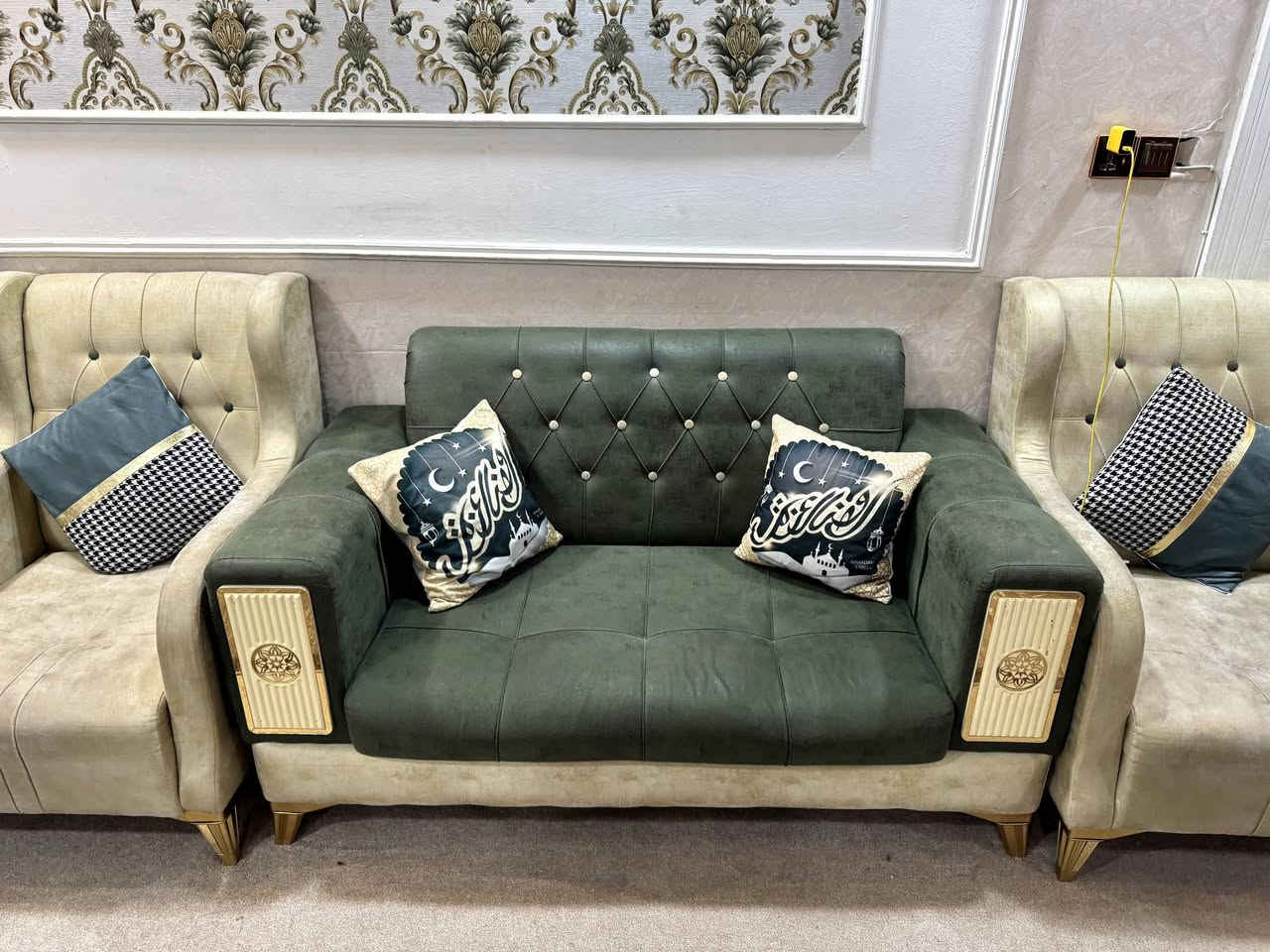 تخم قنفات نظيف اخو الجديد 10 مقاعد 
2 كبار وحده وسط و 2 صغار 
السعر 600 ألف


**إذا كنت صاحب هذا الإعلان وتريد حذفه لأي سبب، رجاءا أرسل رسالة إلى الدعم الفني**