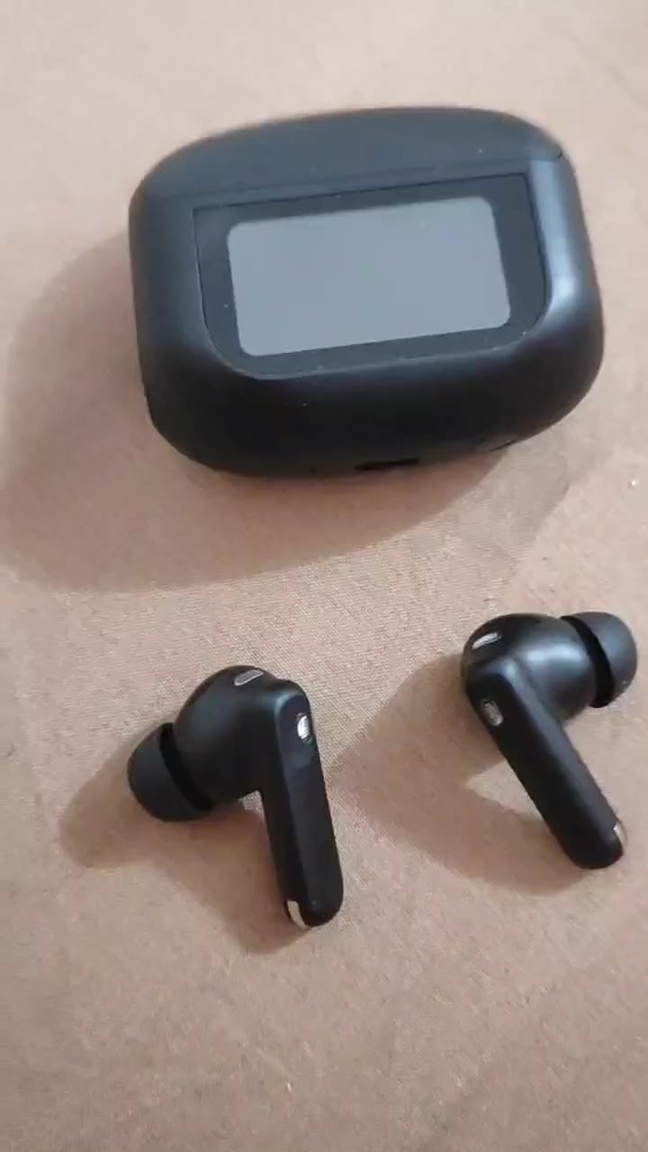سماعة Thunelec U9 True Wireless Earbuds.
تقنية إلغاء الضوضاء: تدعم تقنيات ANC (إلغاء الضوضاء النشط) و ENC (إلغاء الضوضاء البيئية) لتقليل الضوضاء الخارجية. 
شاشة اللمس: تتيح الشاشة الموجودة على العلبة التحكم في تشغيل الموسيقى، تعديل إعدادات الصوت، والوصول إلى وظائف أخرى مثل مؤقت أو البحث عن السماعات. 
مقاومة الماء: مصممة بمعيار IPX7 لمقاومة العرق والمطر.
السعر: 150 الف والتوصيل مجاني.
الاستخدام: جديده ما مستخدمه مع البوكس الخاص


**إذا كنت صاحب هذا الإعلان وتريد حذفه لأي سبب، رجاءا أرسل رسالة إلى الدعم الفني**