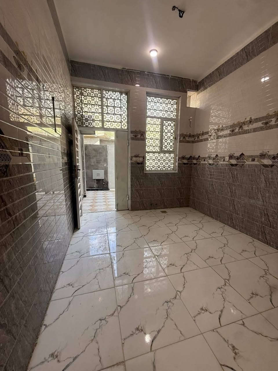 يا الله بيت 120متر بل سديناويه قرب الدله 
كامل الخدمات طابوك صب كونكريت بناء جديد
 تفاصيل البيت غرفتين وصاله ومطبخ
 ودوانيه وصحيات داخليه خارجيه 
سعر مناسب 
للاستفسار ***********

      _______________________________
عندك #بيت للبيع او #للايجار دزلي تفاصيله وسعره ع الخاص بيع وإيجارات سريعه ان شاء الله والتسهيل من الله / تفضلوا خاص اوالاتصال على الرقم التالي 
      _ _ _ _ __***********_ _ _ _  __
                 مكتب الـسـلام للعقار
