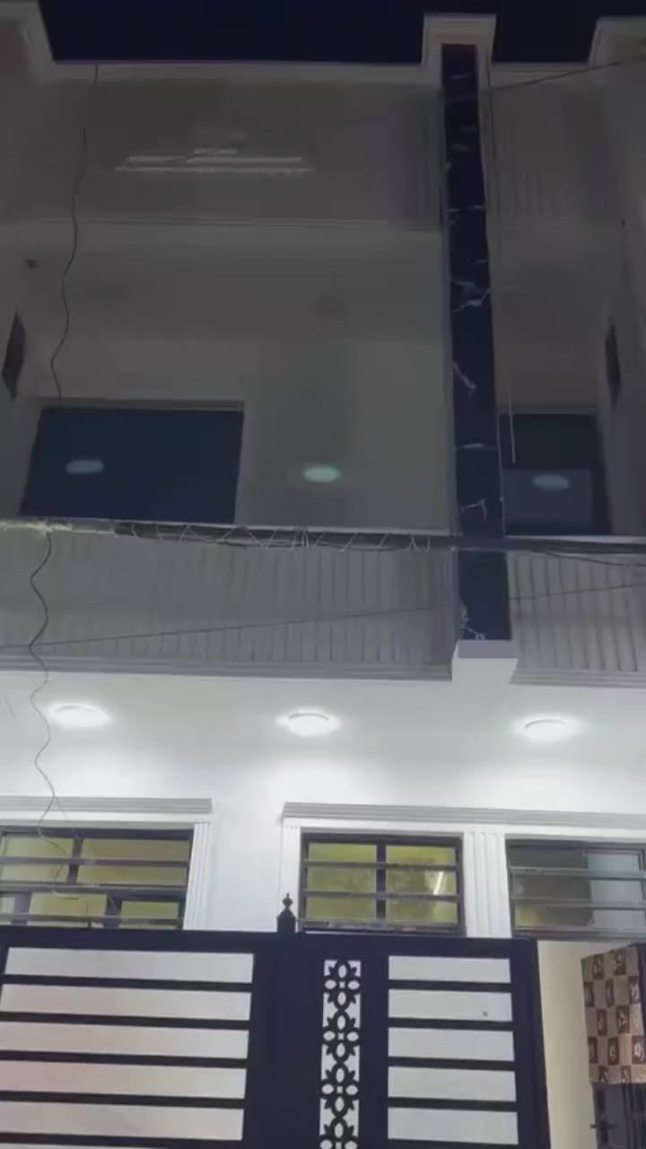 دار للبيع مساحه 75مترطابوزراعي سند 25 يحتوي على ثلاثة غرف نوم وصاله ومطبخ وحمامات وحولي العنوان بغداد الكرخ منطقة الدوانم نهاية شرطه الخامسه قرب البياع والسيديه استفسار اتصل على الرقم ***********يوجدواتساب السعر 60مليون وبي مجال
