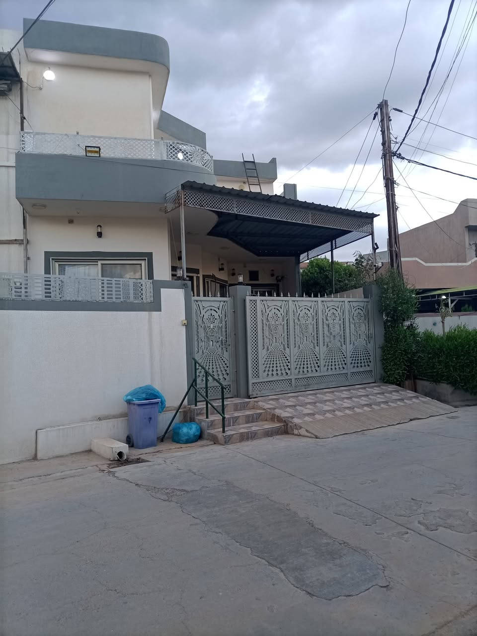 دار للبيع مساحة 140 م طابقين بحاجة ممتازة في منطقة روناكي .الطابق الأول..استقبال .غرفة نوم..مطبخ كبير ..صحيات ..كراج ..صحيات خارجية..ومصعد كهربائي..اضافة الى درج داخلي
الطابق الثاني..غرفتين نوم  مع صالة. وصحيات 
السعر مناسب. تعال على الخاص 
*********** بعد الظهر
