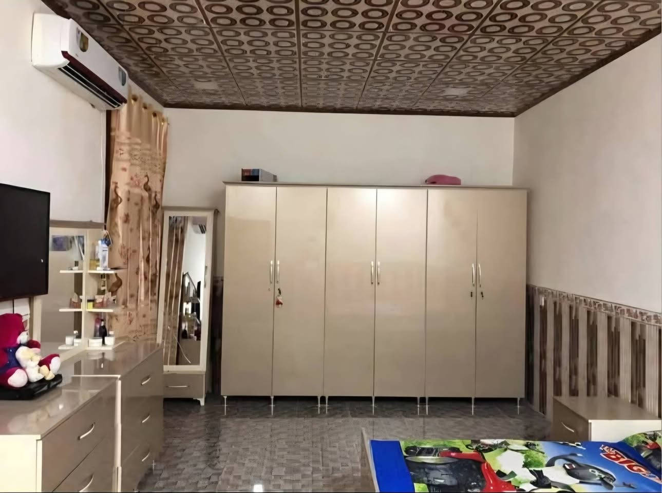 دار للبيع العنوان خانقين رابرين قرب 
سكله خورشيد المساحة ٢٥٠متر يتكون 
من استقبال وصالة ومطبخ وغرفتين نوم 
وصحيات للاستفسار مراجعة مكتب رابەر 
شارع المزرعة قرب جامع هداية ***********
