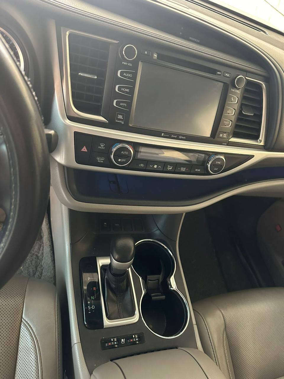 (Toyota Highlander) تويوتا هايلاندر 
موديل 2018

 المحرك: 6 سلندر V6

سعة المحرك: 3.5 لتر

ناقل الحركة: أوتوماتيك 8 سرعات

الدفع: أمامي FWD أو اختياري رباعي AWD

مقاعد جلد فخمة

✔ تشغيل عن بعد

✔ فتحة سقف

✔ شاشة وسطية + كاميرا خلفية

✔ بلوتوث + USB

✔ تبريد أوتوماتيك 3 مناطق

✔تدفئة وتبريد المقاعد الامامية

✔ تحكم من المقود

✔ تنبيه حركة خلف السيارة RCTA

✔ حساسات أمامي وخلفي

✔ مثبت سرعة Cruise Control

✔عدد المقاعد: 7 راكب

✔سعة الشنطة: جيدة وتكبر بطوي الصف الثالث

✔وسائد هوائية أمامية وجانبية

✔ نظام ABS + EBD

✔ نظام VSC (ثبات السيارة)

✔ نظام التحكم بالصعود Hill Start Assist

✔ليتمد فول مواصفات/ Limited

للإستفسار الاتصال على الرقم/***********
