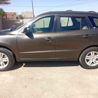 سيارة سنتافي  موديل ٢٠١٢ امريكي ( ٥ ) راكب  ضررها الچاملغ الأمامي من ج...