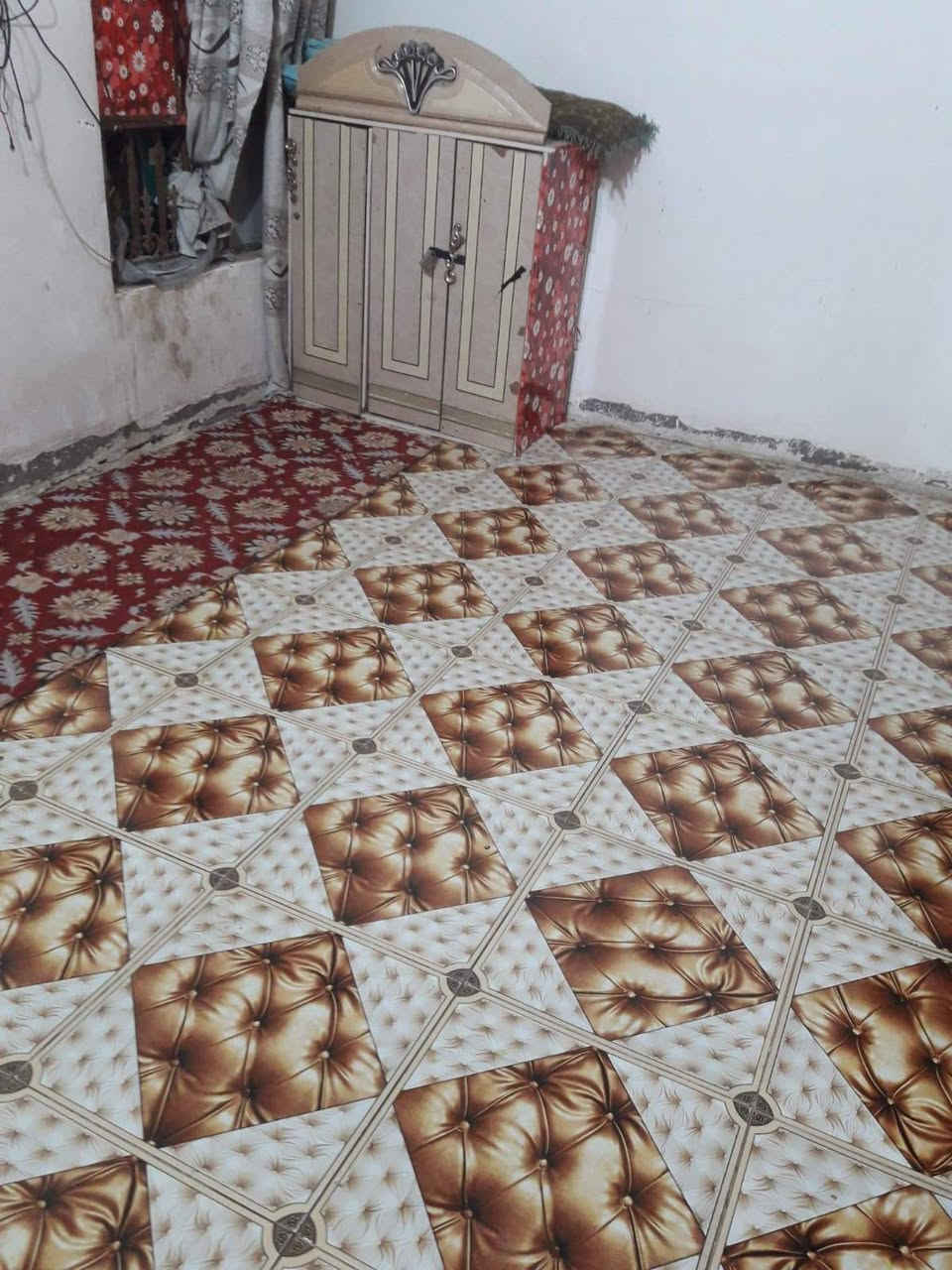 سلام عليكم
بيت طابو صرف للبيع
المساحة 100م مربع والفضله 20 م ركن على شارعين
العنوان الديوانية حي العسكري قرب جامع زين العابدين 
البيت مقابيل مدرسة
كافة الخدمات ماي، كهرباء، مجاري، تبليط

يحتوي البيت كالاتي

استقبال 4*6
صاله4*6
غرفة4*5
مطبخ 4*4
حمام داخلي 2*4
صحيات خارجيه2*1.5
طارمه2*8

ملاحظة /أساس كونكريت، البناء طابوق، السقف عكادة، السطح الشتايكر، بناء البيت في 2019

للاستفسار الاتصال *********** أسف على الإطالة. السعر خاص
