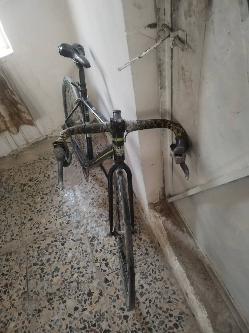 بس بيع بدون مراوس
بايسكل رود ألمنيوم فريم 49 

ويل امامي يراد تعديل وبريك أمامي بي بريك خلفي
امامي لا تكلي شبي هاي كل تفاصيل
لبايسكل قفله 95

مكاني بغداد زغفرانيه ماعندي توصيل رقمي ***********
