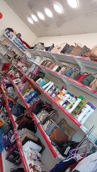 رفوف للبيع  8 امتار كل متر يحتوي على 6 رفوف  وفاترينات 2 ام لد  و24 قط...