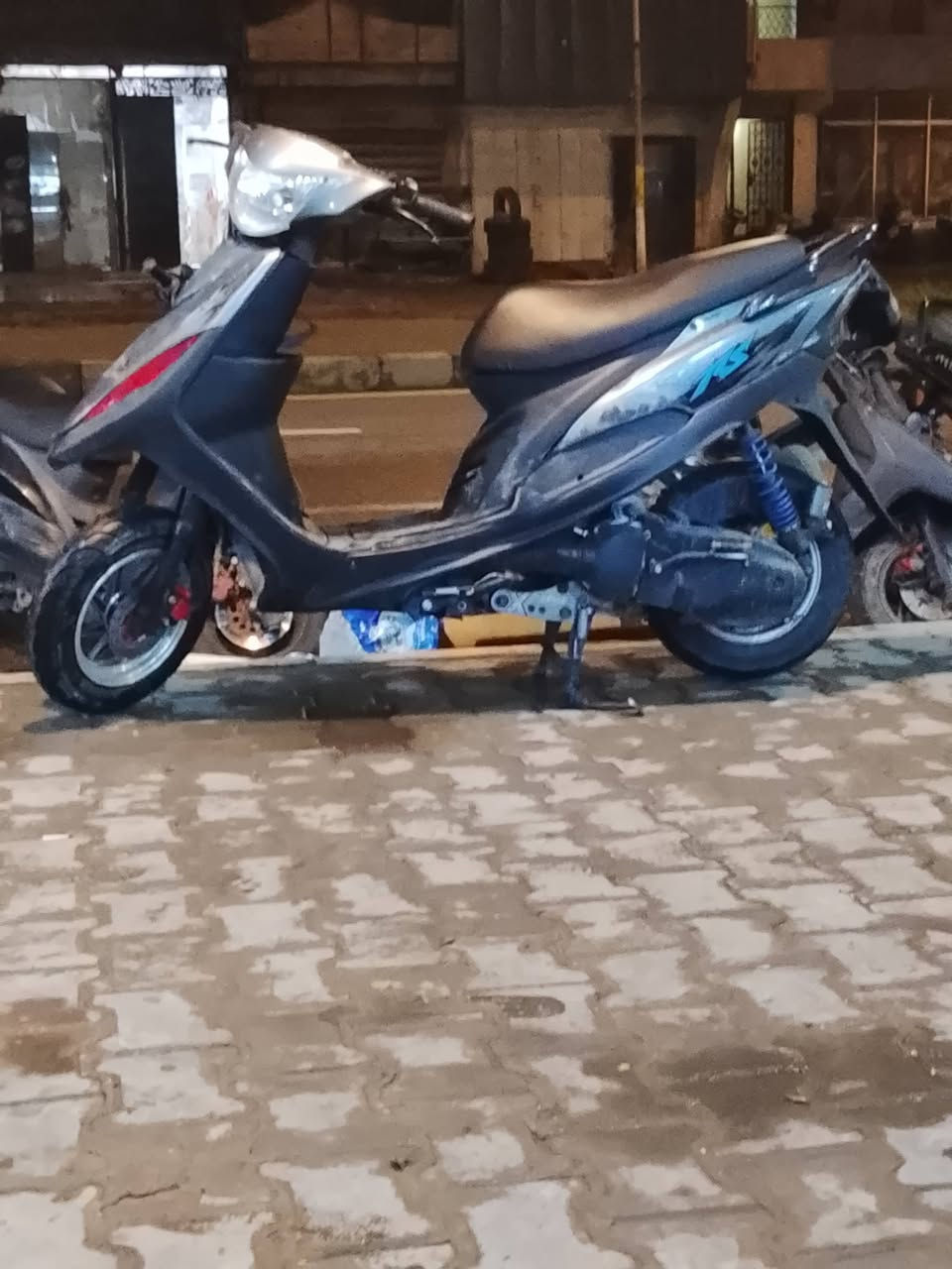 ماكس عدله للبيع كفالة عامه كامله اي نقص مابيها 
كفرات بلاديه ختم واحد بيها تزويد ويل كب دبل خلفي شيال كلجات رياضي تايرات جدد مكينه خرسه 
شراي اتصل *********** وتساب 
العنوان بغداد 
السعر 650
