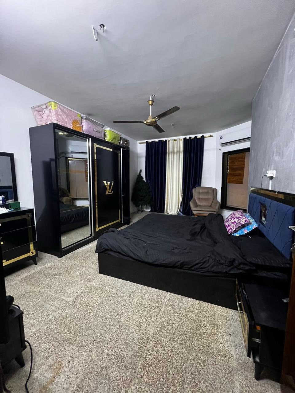 #بيع_شراء_ايجار_بناء_تعقيب_ترميم_تثمين_دور سكنية _
السلام عليكم 
يستمر مكتبنا بتوفير العروض الى زبائننا الكرام 
يعلن مكتبنا عن توفر دار حديث مدخلين للبيع (شارع عام)

المساحة (١٥٠) متر            
الواجهة (٧،٥) متر 
النزال (٢٠) متر 
يحتوي على ؛$
الطابق الاول
كراج سيارة واستقبال و مطبخ ومنور وغرفة نوم وخدمات (خارجية وداخلية)
الطابق الثاني
(٣) غرف نوم وخدمات وبيتونة كبيرة وسطحين

العنوان /الشعب @@@التجار الثانية @@قرب اعدادية غمدان @@@ 

للاستفسار زيارة مكتبنا الكائن في ألشعب شارع الاسواق المركزية مقابل جامعة الامام الكاظم 
#مكتب_سيف_الساعدي_للعقار 
او الاتصال على الأرقام التالية؛
***********
***********
او التواصل عبر البرامج التالية؛ماسنجر واتساب
