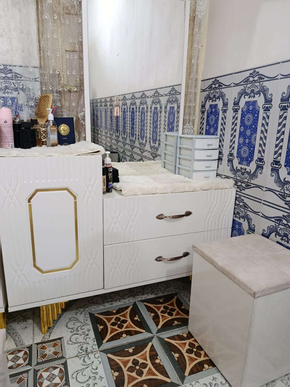 سلام عليكم غرفه للبيع اخو الجديد صارلها ٥ اشهر من مشتريها اريد ابيعها لان محتاز مكانه كربلاء ١٠قطع غرفه كلش حلوه او جديده ***********
