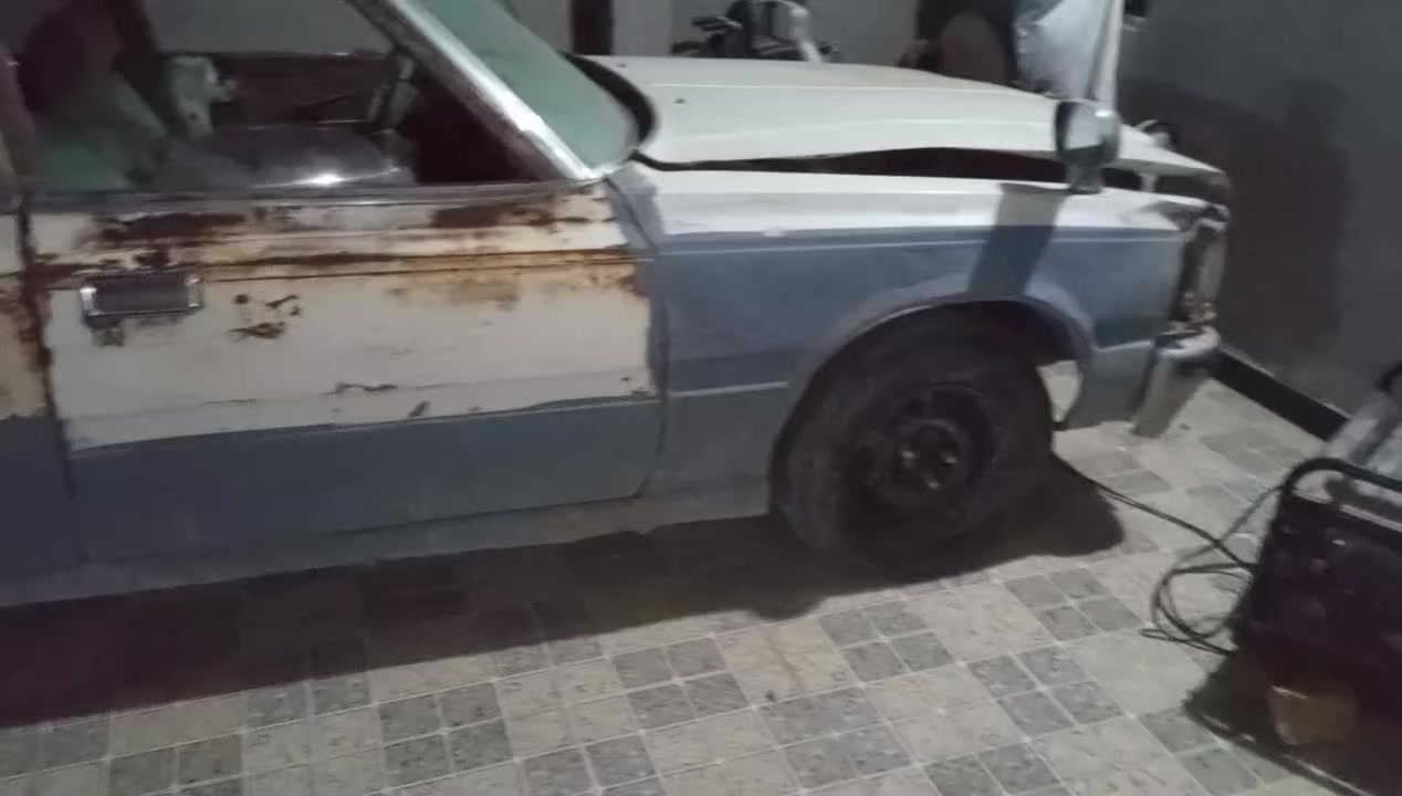 مرخصة الادمن گراون 1982 تخم تاير حدايه خير من الله مكينه وكير مكفولات vvt2500 بس بيها الچبنه البين مكينه والكير ذب  خلي بانزين ودهن وترايك لبصره بس سياره متروكه صار اقل   شهر تقريبا رحت لشغل خارج الديوانيه وتركتها كهربائي شغاله بس لايتات يرادلها گلوبات ماو وكفتني فد يوم الله شاهد وكاله عامه باسم صاحبي تريد مداور تريد وكاله باتري جديد هيئه وغرامه ما اعرف شكد عليه السعر 11 وبيها مجال 
العنوان الديوانية 
رقم ***********  اتصال واتس موجود وتجي وتشوف بعينك خير من الله السياره بلا زحمه السعر معجبك او السياره اعبر المنشور الله شاهد لو ما عندي شغل خارج المحافظه جان ضليت بيها على باب الله ملاحضه كاتها الوصخ🤣المكينه بس شوفها تشرد من تراب والوصخ
