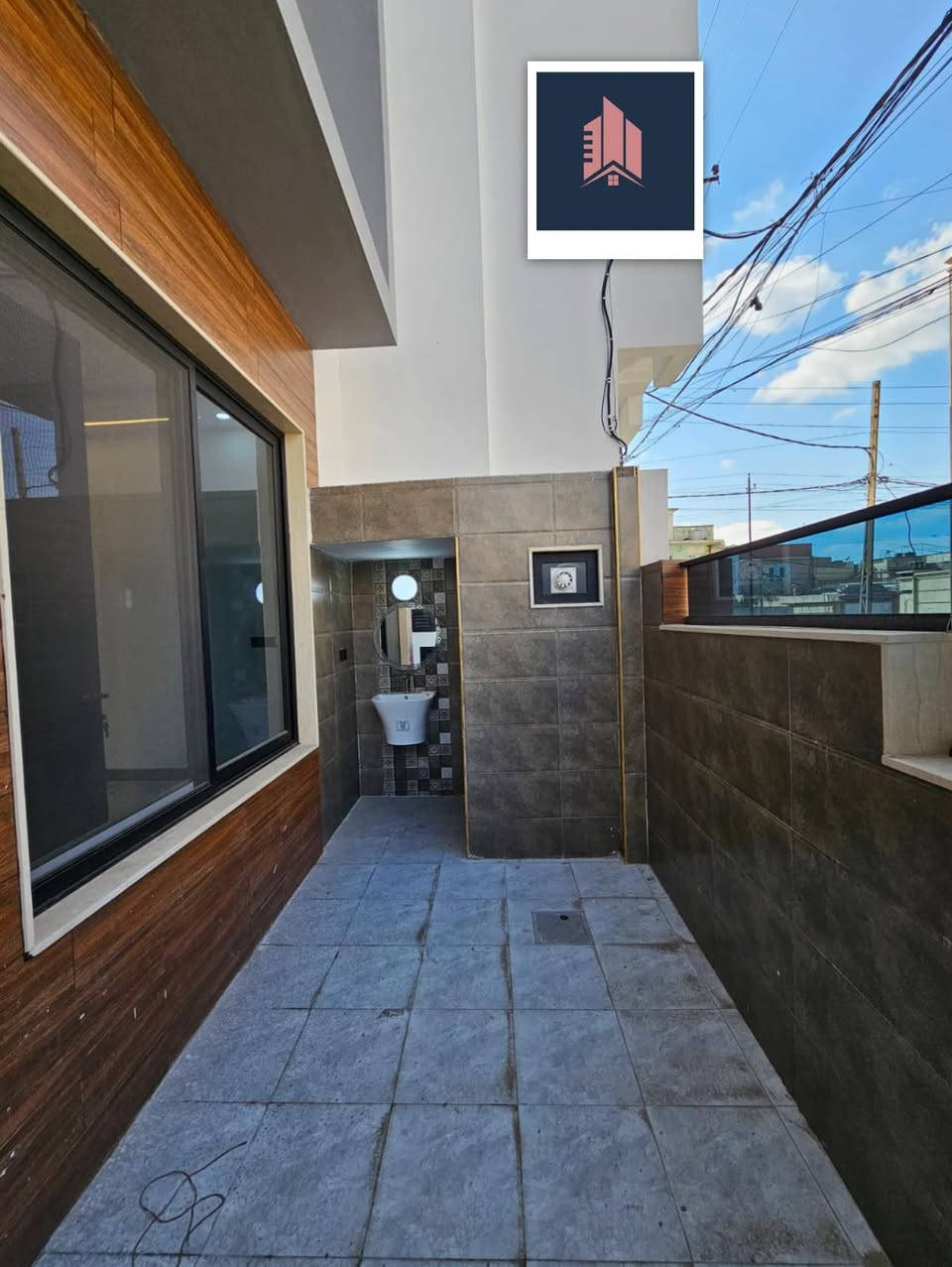 ⭐️ثلاث دور للبيع ⭐️حي الزهور ⭐️
          ثاني بيت عن شارع العجزة
⬅️️ مساحـة 130متر 

⬅️️الواجهة 7متر

⬅️ الإتجاه غروب 

⬅️شارع تبليط ١٢متر

⬅️️سند طابو ملك صرف 

⬅️️طابقين ٤غرف نوم

⬅️️البناء من الدرجة الممتازة 

⬅️الطابق الاول:
 غرفة نوم إستقبال مطبخ هول صحيات كراج مناور 

⬅️الطابق الثاني:
 ٣غرف نوم هول صحيات بلكونة 

تفاصيل اكثر يرجى مراجعة المكتب او الاتصال 
_____ 

           *********** 
                      🏠
           ***********
           
    ✅️ #للإعلان عن عقاراتكم لدى مكتبنا او تلقي طلباتكم ( بيع و شراء الدور و الاراضي و العقارات التجارية ) يرجى الاتصال على الارقام اعلاه او مراسلة صفحتنا او زيارة المكتب
