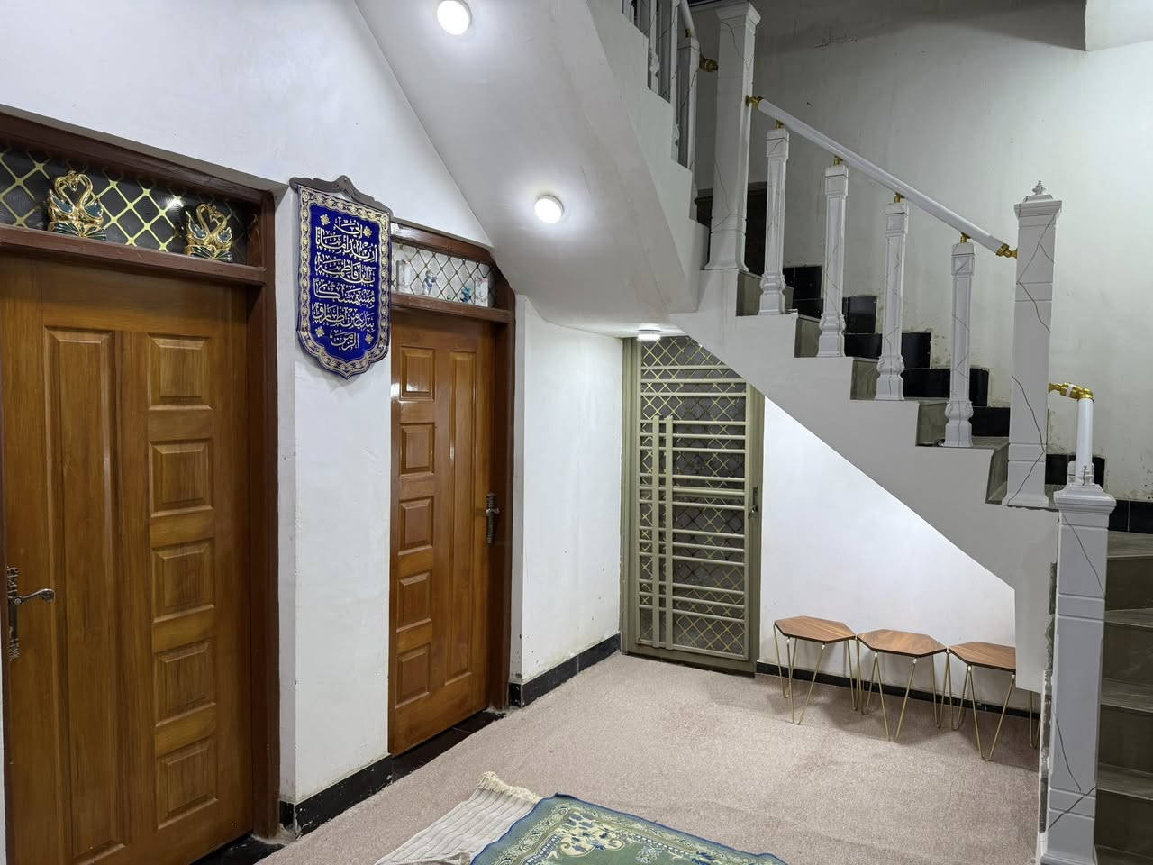 بيت مساحة 160 متر  طابقين زراعي بشارع السفينة بشارع ميثم التمار الواجه 10 امتار غرفتين جوا وصالة ومطبخ واستقبال 7 في 4ومطبخ وصحيات داخلية وخارجيه الطابق الثاني مشتمل كامل غرفه وصاله ومطبخ وصحيات واكو 75 في السطح ترهم شقه او طابق ثاني بناء البيت حديث كونكريت وطابوك ينباع هوا وأثاث المطبخ فقط 
***********
