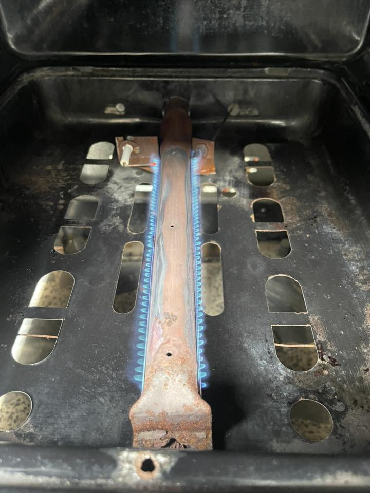 سلام عليكم ، طبّاخ 4 عيون ، مع المنظم والصوندة ، السعر 100 ألف وبي مجال ، للاستفسار ، *********** ، مكانه بغداد
