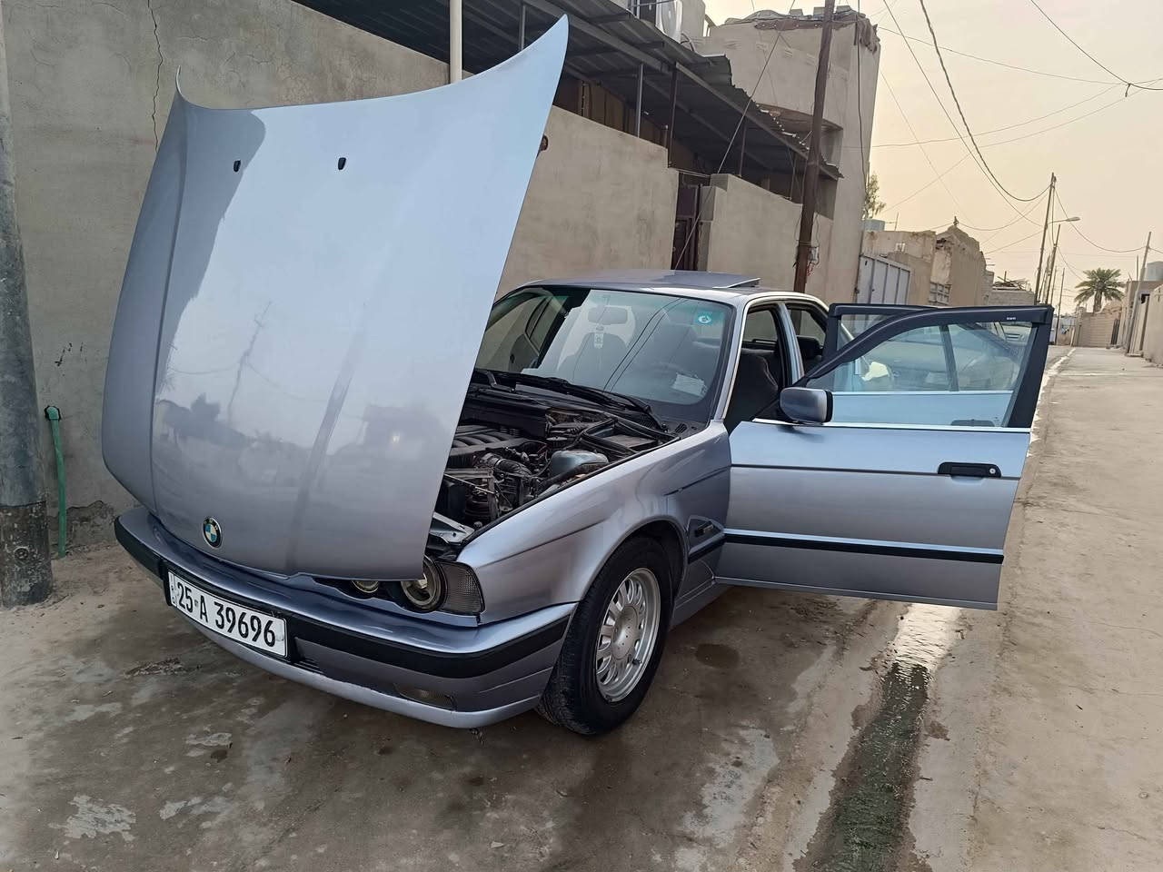 سياره بي أم دبليو 
حجم . 520 
موديل 1992
كير و مكينه 525 كبس ديجيتال 
سنويه جديد رقم جديد و بيه بطاقه بانزين 
تبريد شغال فول بدون نقص 
سقف سلايت 
داخل فول كشنات جلد 
صبغ عام 
شبر تعديل بل بدنه يعني بكد شبر 
سعر 60 $ بيه مجال الطيبين 
استفسار رقم الهاتف *********** 🫡 Singapore

