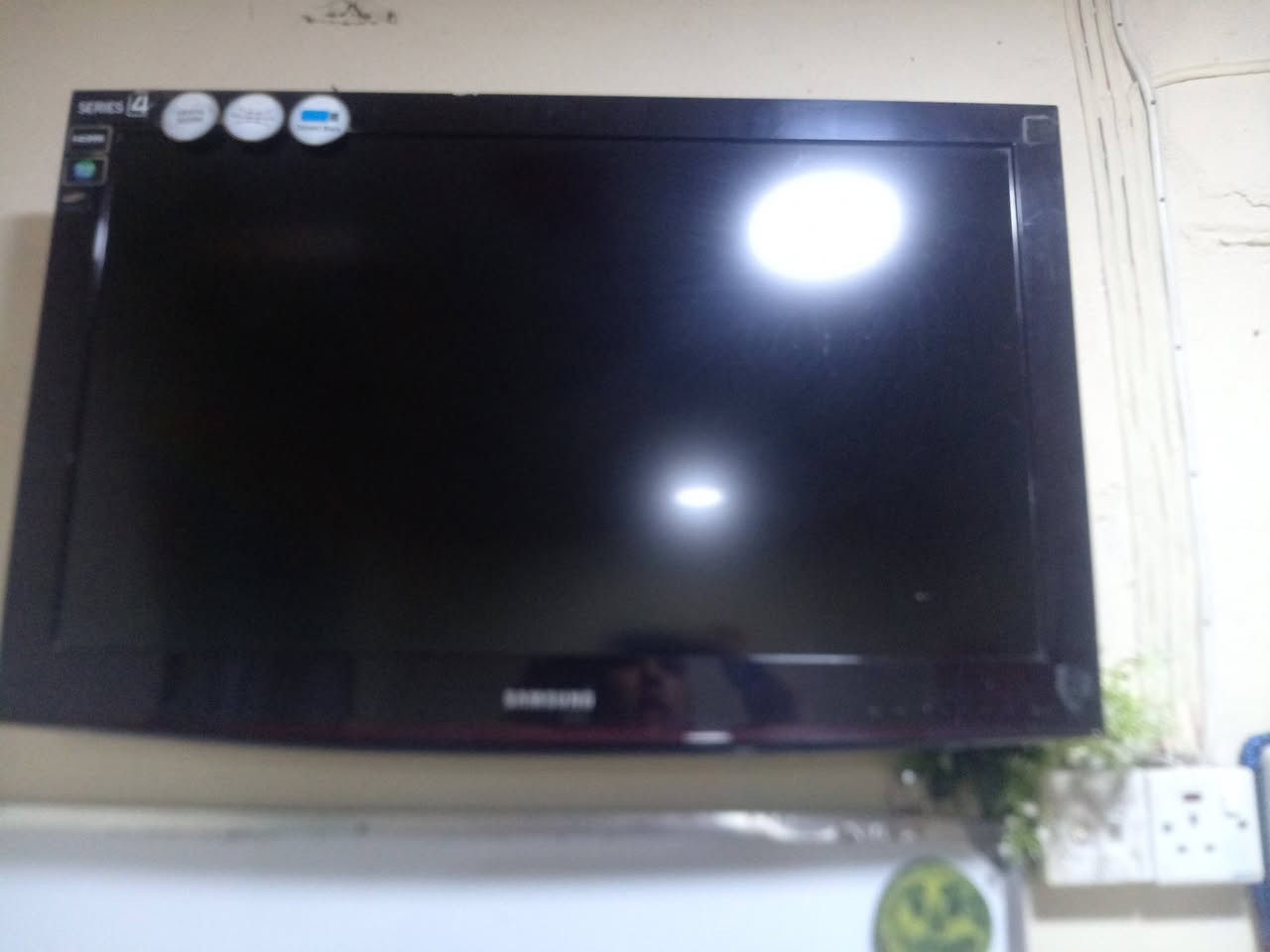 سلام عليكم شاشه  هذا المنتج هو تلفزيون سامسونج (Samsung TV) ذو شاشة مقاس 32 بوصة.
الطراز: LA32D400E1.
رمز الطراز: LA32D400E1XTW.
استهلاك الطاقة: 110 واط (AC100-240V 50/60Hz).
بلد الصنع: ماليزيا.

ملاحظة شاشه مستخدمه قليل فقط بيه عطل في منفذ  HD  السعر 70 وبيها مجال اتصال على هذا الرقم *********** ويوجد واتس اب
