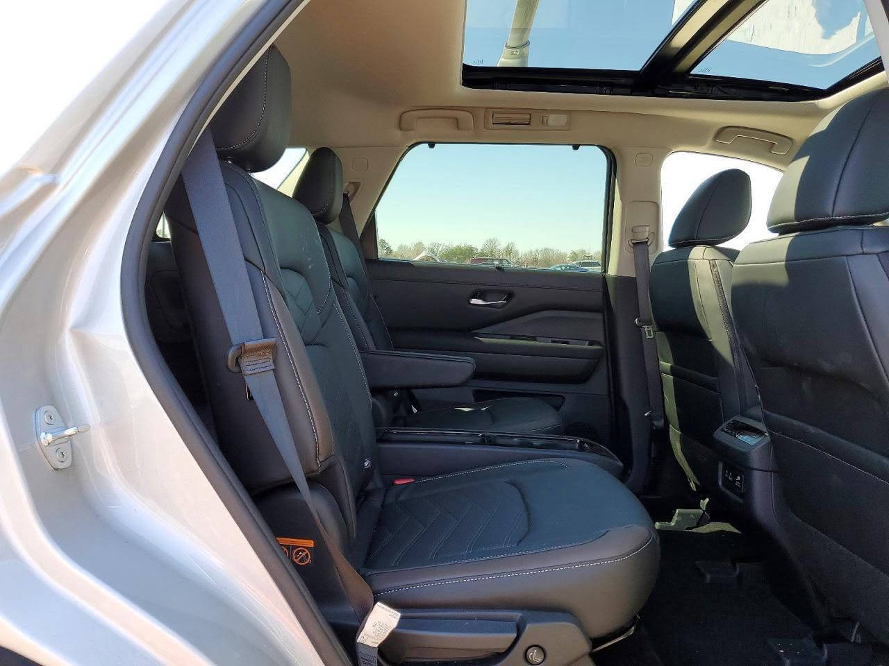 NISSAN PATHFINDER (2025)
مواصفات بلاتينيوم ماشيه الف ميل فقط 
السعر 215 بالحرة السيارة بعدها بالطريق 
الي تعجبة السيارة يتواصل على *********** واتساب فقط متواجد
