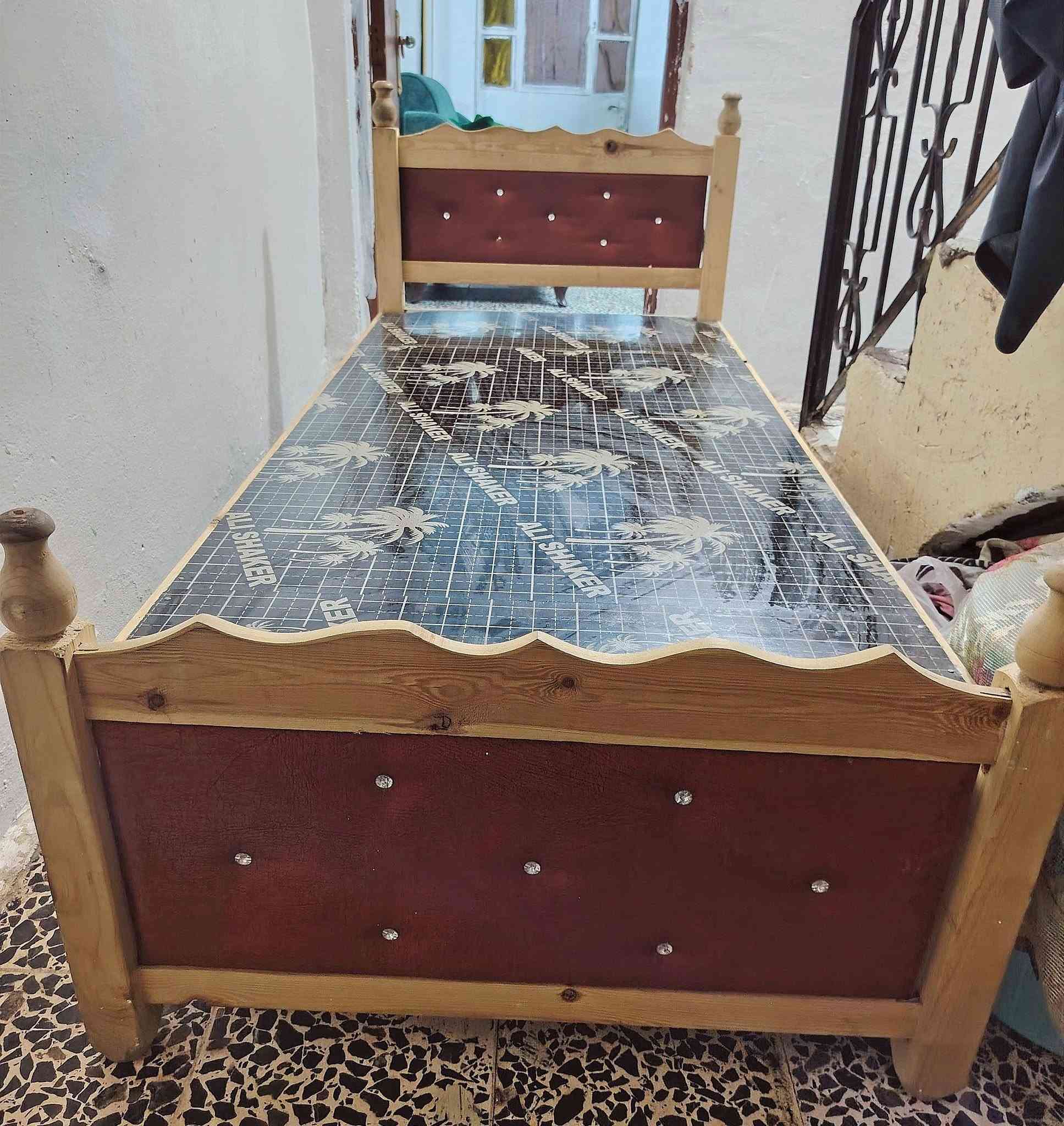 جربايه خشب للبيع عنواني بغداد الحريه
لليحب يشتريه... 
يتصل ***********..
