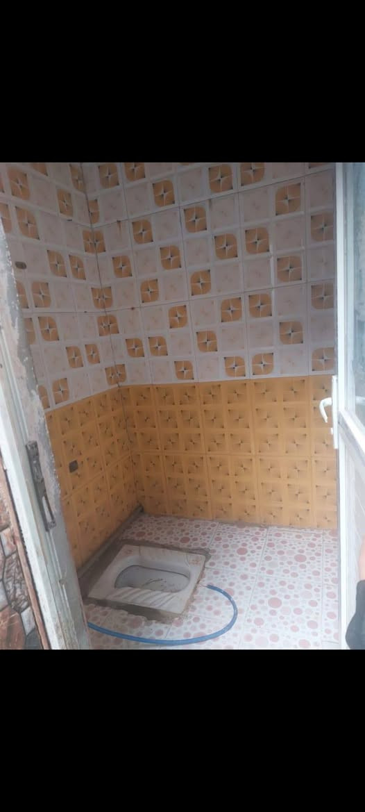 مشتمل للإيجار في ابو رمانه يقع على شارع ٢٠ شارع سلام المضمد يتكون من غرفه وصاله كبيره ومطبخ ومنور وصحيات وساحه صغيره مطلوب عائله صغيره تحط بيه٢٥٠ الايجار الاتصال واتساب فقط  ***********
