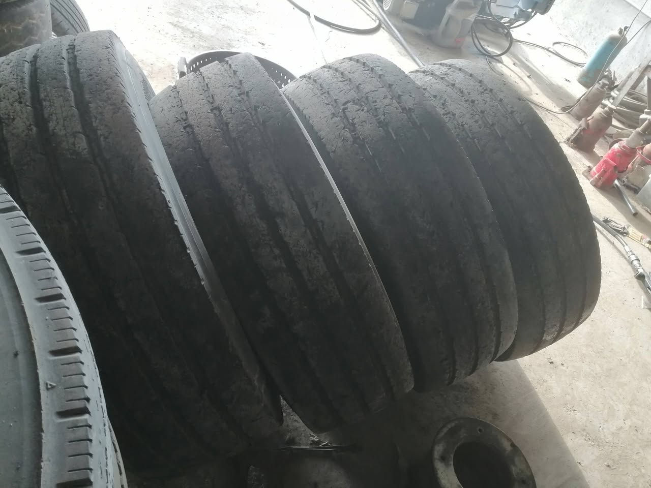 تايرات 22.5باله للبيع +تايرقياس19عله 70+تاير20عله 1000مال مقطوره+ تاير20عله900 مال مقطوره العنوان ألحويجه قرب سيطره الدبس الأتصال ***********
