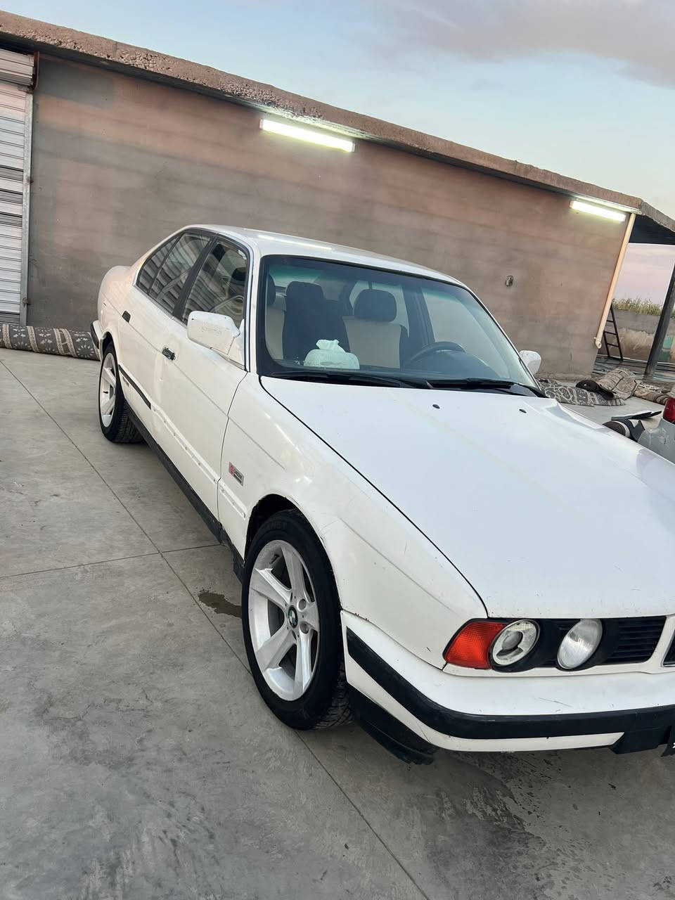 السلام عليكم 
للبيع BMW  اصل 520 
مبدله محرك 25 صقر 2003 دبل فانوس ضفيره وعقل كامل جدد.  كهربائيات كلها شغاله 
 كير عادي. سياره بدون اي حادث وبدون اي صبغ  رقم فحص بغداد  ب اسم خالي
ويل هامان 17 المرغوب  
السعر 28 وبيها مجال قليل 
للاستفسار ‭0782 351 4235‬
