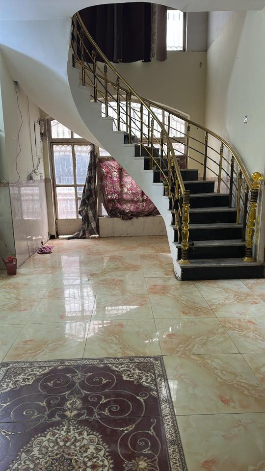 دار للبيع المساحه ٢١٠ يتكون من ٣ غرف نوم إستقبال وصاله ومطبخ صحيات داخليه وخارجيه العنوان حي الزهراء خلف معمل خشب بهاء عيدان قرب فرن الصمون شارع تبليط مجاري للإستفسار الإتصال عالرقم *********** علماً الدار فارغ حالياً
