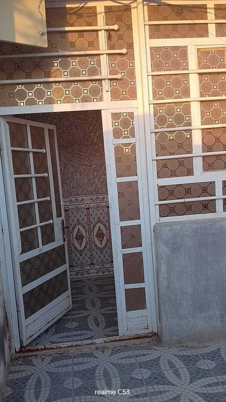 السلام عليكم دار للبيع مساحة 250 تجاوز في بعقوبة كاطون الرزاي شارع المدارس يحتوي على 3 غرف واستقبال وصاله كبيره ومطبخ  حمام داخلي السعر خاص ***********
