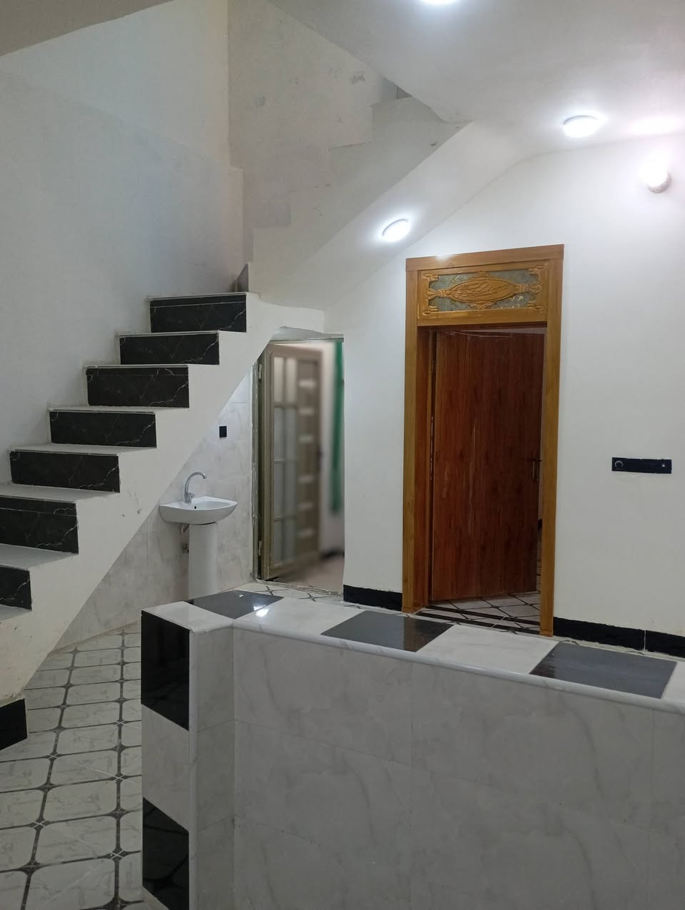 يا الله بيت للبيع المساحه ٦٥مترطابو سند ٢٥ شغل درجه اولى العنوان النجف قرب قريه  سعر ٢٤مع المجال الاتصال على الرقم ***********
