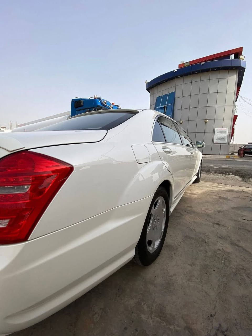 مارسيدس s500 موديل 2010
خليجي
رقم صلاح الدين الرقم الجديد 
تحويل ثاني يوم
السياره مكفوله حادث فقط باب سكن امامي بي كلير 
فول فول مواصفات
بالوراما
اربع كشانه تادفئه وتبريد 
ابواب شفط
برتات كهرباء 
إضائه داخليه متغيره
جنطه شفط
تلفون خلفي 
مقاعد خلفيه منفصله 
ثلاجه خلفيه 
تبريد خلفي منفصل 
شاشه خلفيه عدد اثنين 
رادار 
كامره خلفيه
تحكم اربع اكشانه 
وتكدر تتحكم بلكشن الكدام من الكشن الخلفي
ثلاثه وضعيات قياده
شفتات ستيرن 
وبعد بيها مواصفات
رقم صاحب السياره 
***********
سعر السيارة ($ 220 )
