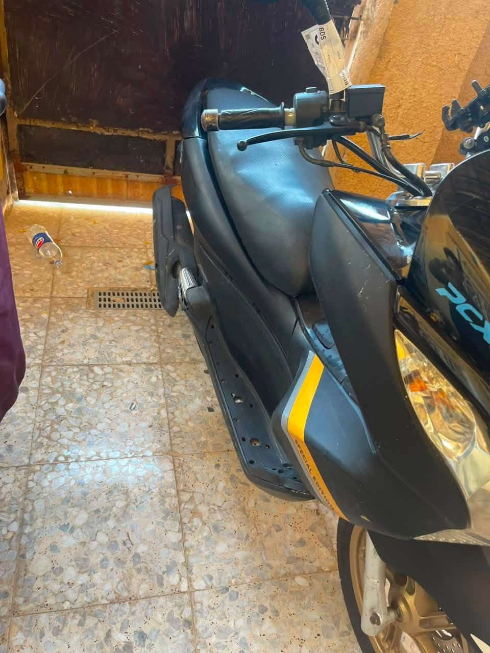 السلام عليكم مره خصت الكروب 
عندي دراجه بس سي اكس للبيع
مكفوله كفاله عامه تجي تفحص وتاخذ 
الدراجه ما بيهة عيب ابد السعر خاص 
متوفر خط و وات ساب مكاني بغداد مدينه الصدر 
***********
