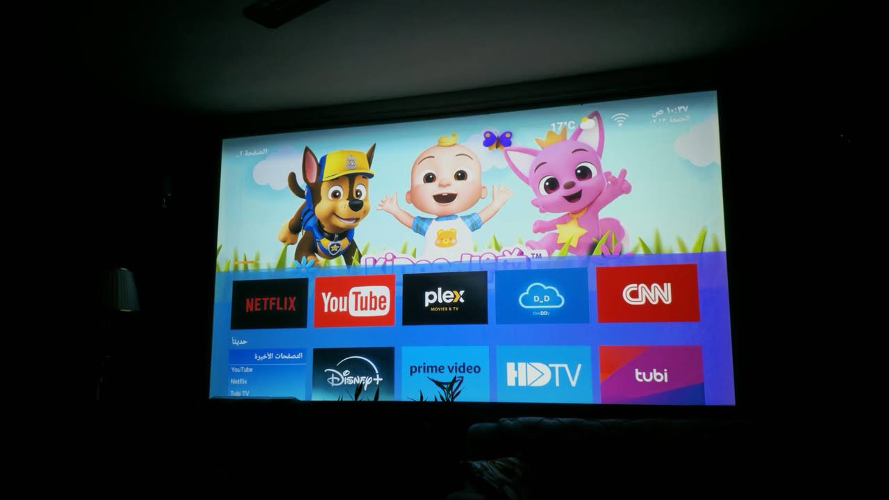 (Projector) طراز CAIWEI A10Q.
بدقه عاليه فول HD
يتميز بدقة عرض يدعم 4K Ultra HD لتفاصيل حادة وواضحة. 

يوفر سطوعًا عاليًا يصل إلى 3500 ANSI ، مما يجعله مناسبًا للاستخدام حتى في الغرف المضاءة. 

يعمل بنظام اندرويد مدمج لسهولة الوصول إلى خدمات البث والتطبيقات. 

يتضمن تقنيات متقدمة مثل التركيز التلقائي بالليزر (ToF+CMOS) و Bluetooth و WiFi 6.
كذلك اوتو كيستون بطعنا ممكن وضعه في زاويه
تدبيقات كامله نتفلكس رسمي
يتيوب
سوق بلي
تنزيل كافت التطبيقات سينمانا او iptv
الوان مشبعه للصوره سماعات
10w صوت محيطي واضح جدا
اخوان ملاحظه
الجهاز غالي وجديد ما مستخدم يعني ليس امزون
الي يدور اجهزه قويه يتواصل ويانه ويدلل الاسعار والتفاصيل واتس اب
***********
