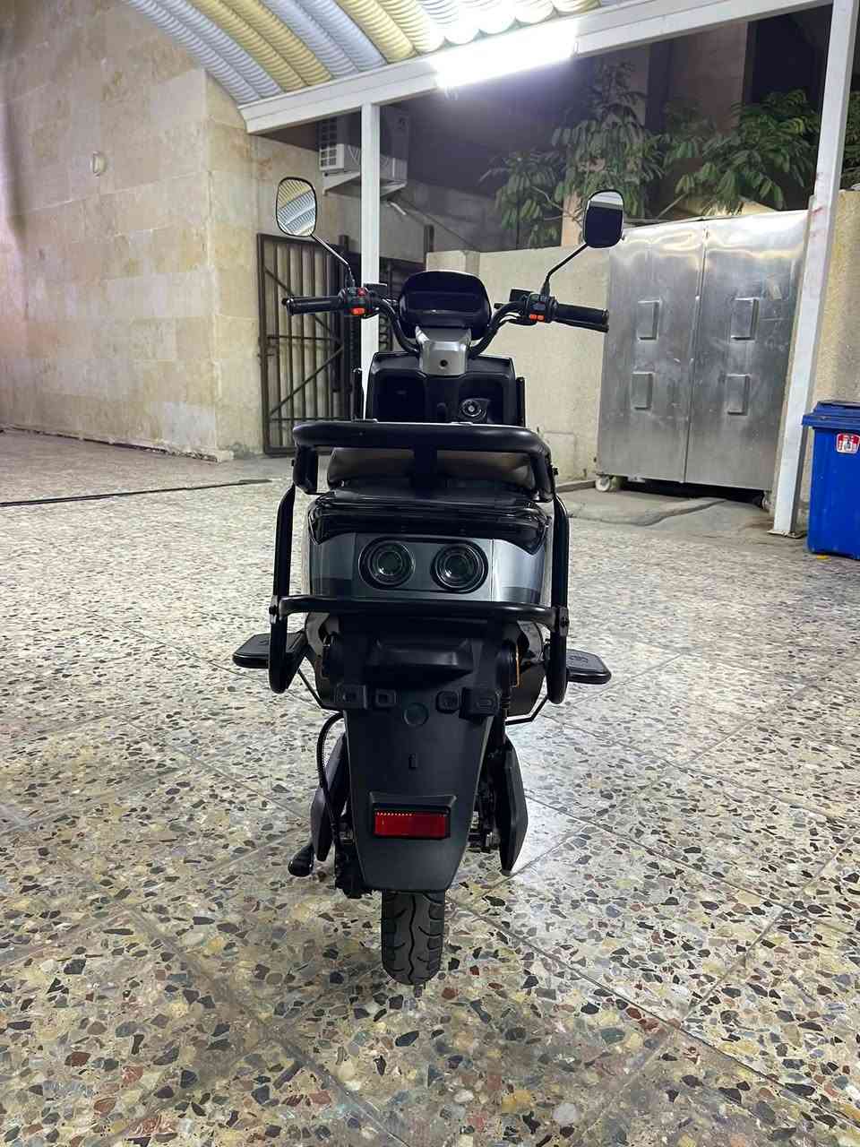 سلام عليكم :
للبيع دراجة شحن موديل 318 رياضي 
المواصفات : 
1- السرعة الفعلية 80 كيلومتر بالساعة وتمشيك 50 كيلو
2- تحتوي على 6 بطاريات داخلية 
3- الملف 2500 
4- تحتوي على شاشة كبيرة مثل ما موضح بالصور 
5- نظام 3 سرعات + كورس سرعة + نظام بگ + نظام بارك 
6- تحتوى على 2 سويج و2 بصمة و2 كارت تشغيل + بم (هدية) للطوارئ 

الكهربائيات كلها شغالة + أمانة الله الدراجة نظيفة وداير بالي عليها صار 3 اشهر تقريباً من ماخذها 

ملاحظة : سبب البيعة رايد اغيرها واخذ وحده ثانية بنفسي من زمان 

سعر الدراجة 950 الف وبيها مجال حگ الجية 
مكاني الاعظمية 
رقم الهاتف : ***********
