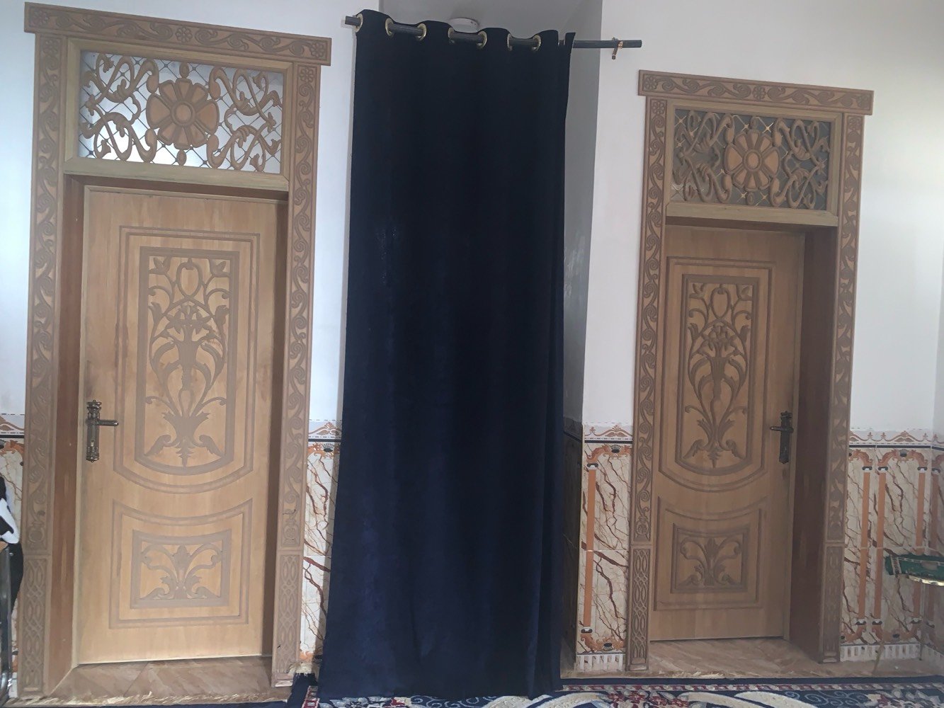 🏡 للبيع دار سكنية مميزة – كربلاء / الحر الصغير

فرصة مميزة لامتلاك دار جاهزة للسكن في موقع هادئ ومتكامل الخدمات، قريب جدًا من جامع المهدي.

📍 الموقع: كربلاء – الحر الصغير (ركن)

📐 المساحة: 240 م²
📏 الواجهة: 10 م
📏 النزلة: 20 م

🏠 مواصفات الدار:
✅ طابق واحد.
✅ غرفتا نوم.
✅ إحدى غرف النوم تحتوي على سويت (حمام خاص).
✅ صالة كبيرة.
✅ استقبال واسع.
✅ حمامان داخليان.
✅ حمام خارجي في الطرمة.
✅ مطبخ.
✅ حديقة أمامية.
✅ بناء حديث بعمر 4 سنوات فقط.

🌟 مميزات الموقع:
✔️ دار ركن يمنح خصوصية ومساحة أفضل.
✔️ منطقة هادئة وشعبية راقية ومكتملة الخدمات.
✔️ قريبة من المدارس، الأسواق، والجوامع وجميع الاحتياجات اليومية.
✔️ المنطقة مخدومة بشبكة المجاري والكيبل الضوئي (الألياف الضوئية للإنترنت).
✔️ جاهزة للسكن مباشرة، ولا تحتاج إلى أعمال ترميم.

📞 للاستفسار والمعاينة:
📱 ***********
📱 ***********

✨ دار يجمع بين الموقع المميز، وحداثة البناء، والتصميم العملي. المعاينة خير برهان، والبيع للمشتري الجاد.