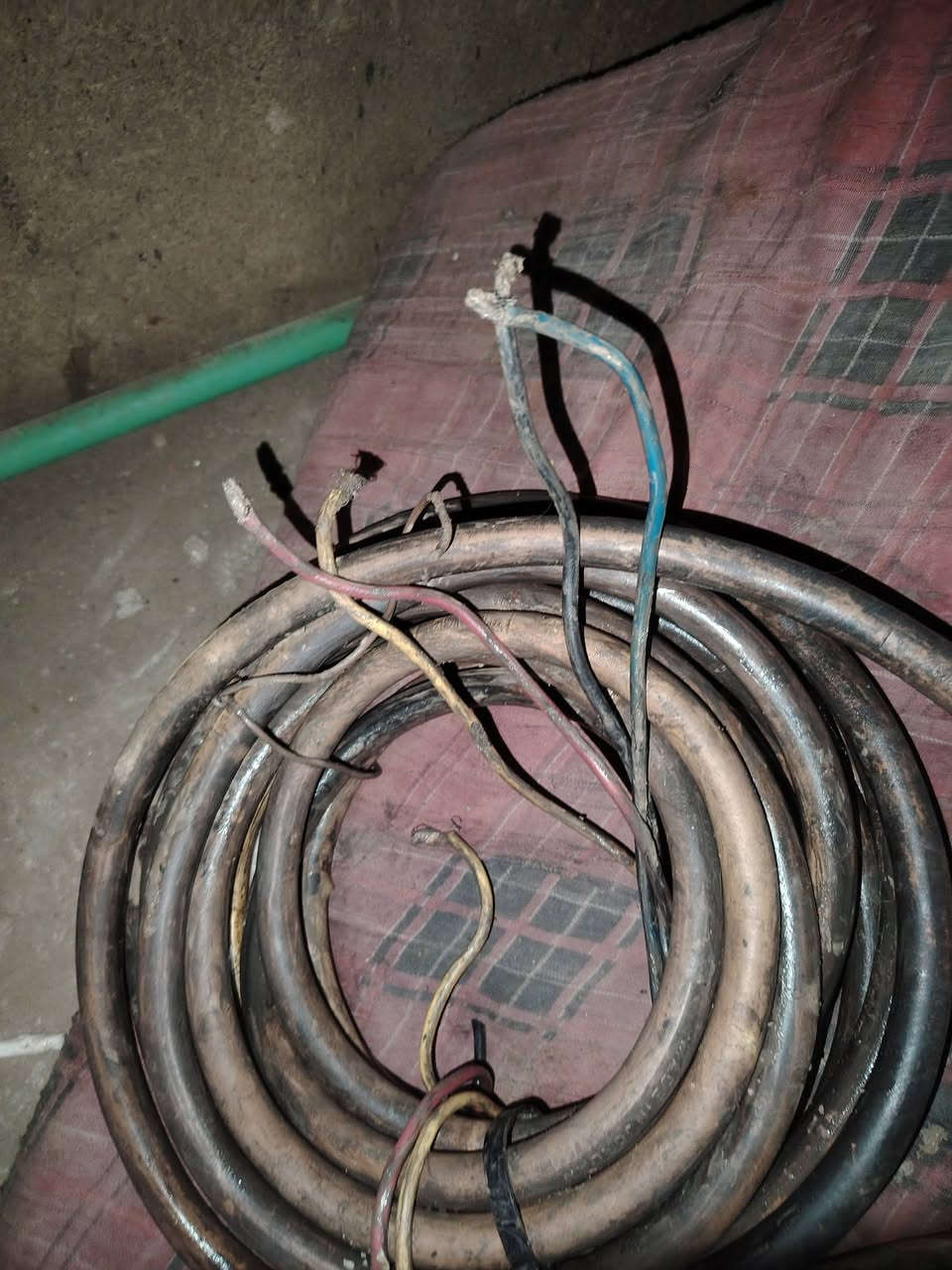 سلام عليكم كيبل اربع خطوط ١٣ متر ونص تقريبن قيم بل يرضا لله   *********** اتصل مايكون خاطرك اله طيب
