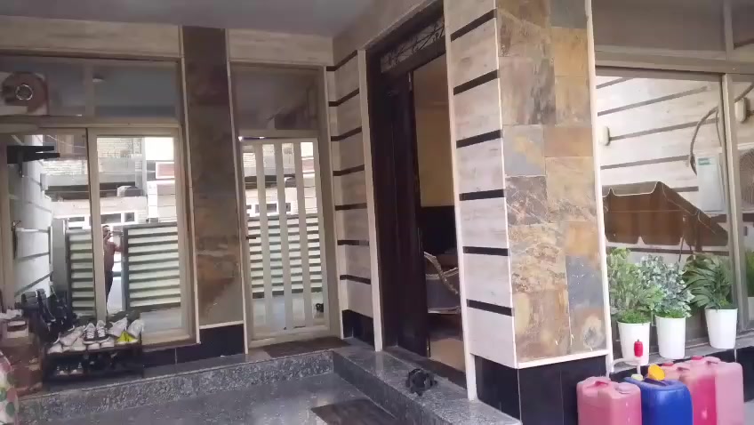 دار للايجار
دار للإيجار مساحته 150 م يحتوي على 3 غرف نوم و3 حمامات وبالكونات واستقبال وطعام وغرفة معيشة وكراج وحديقة ولوندري ومخزن بناء حديث في منطقة حي الحسين مجاور كلية الرشيد للاتصال *********** أو *********** واتساب
